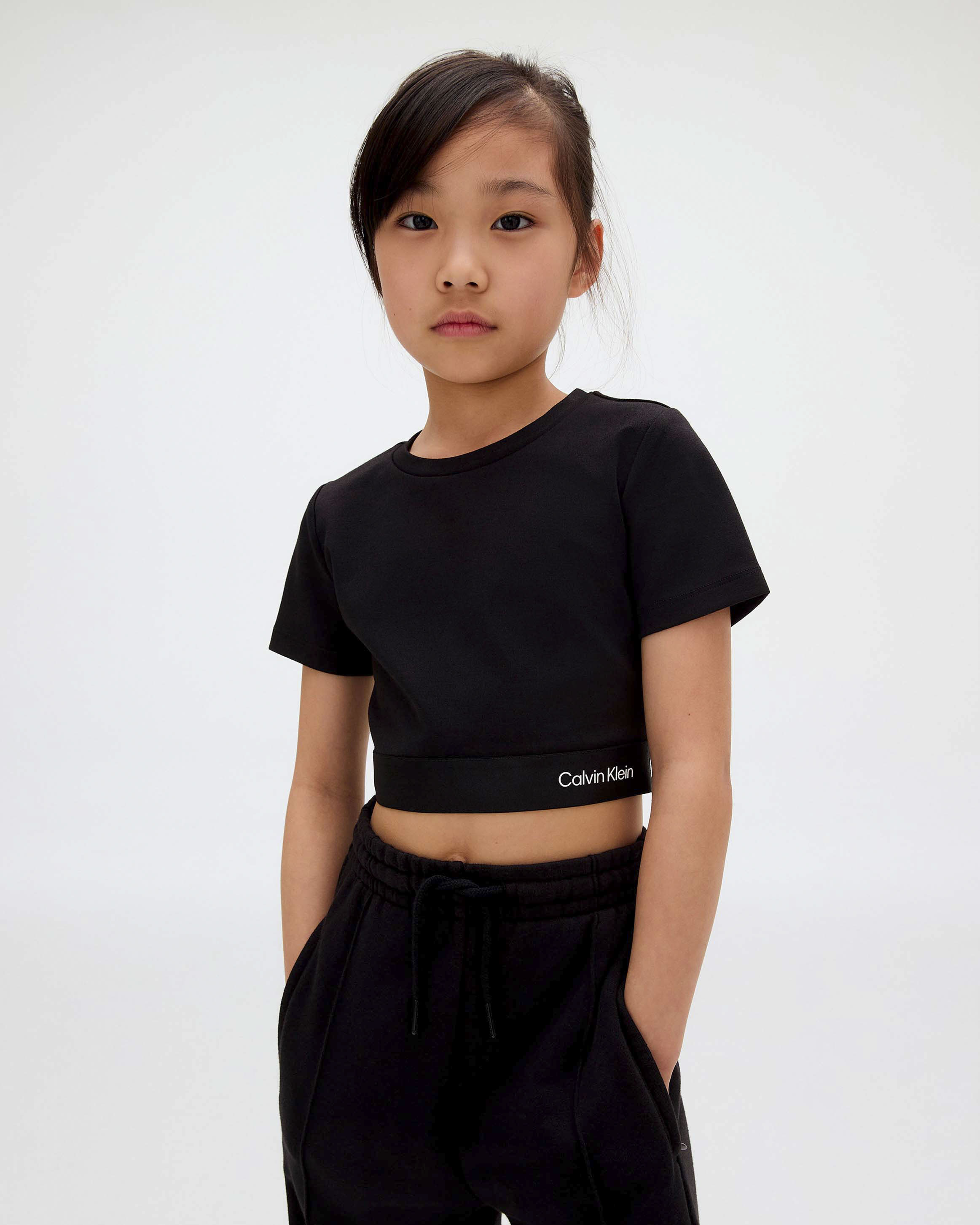 T-shirt cropped Calvin Klein nera con elastico porta logo