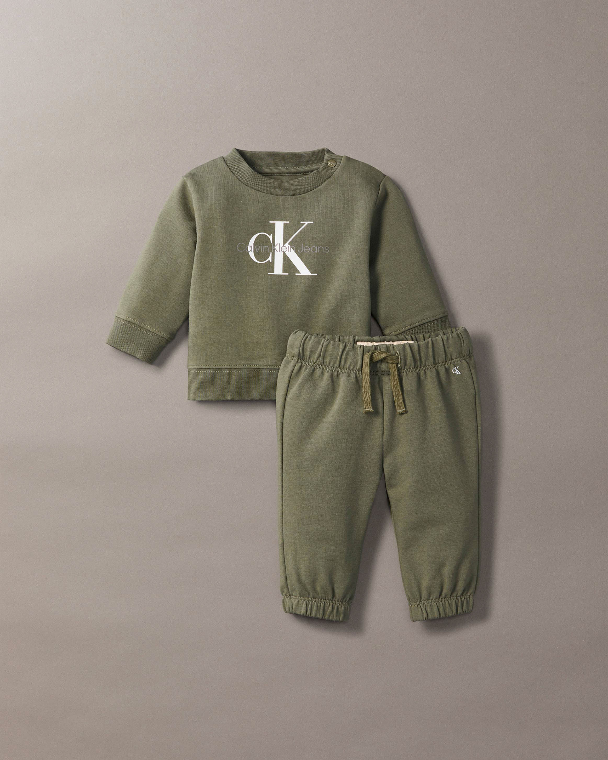 Completo Calvin Klein maglia e pantalone verde militare in felpa con logo bianco