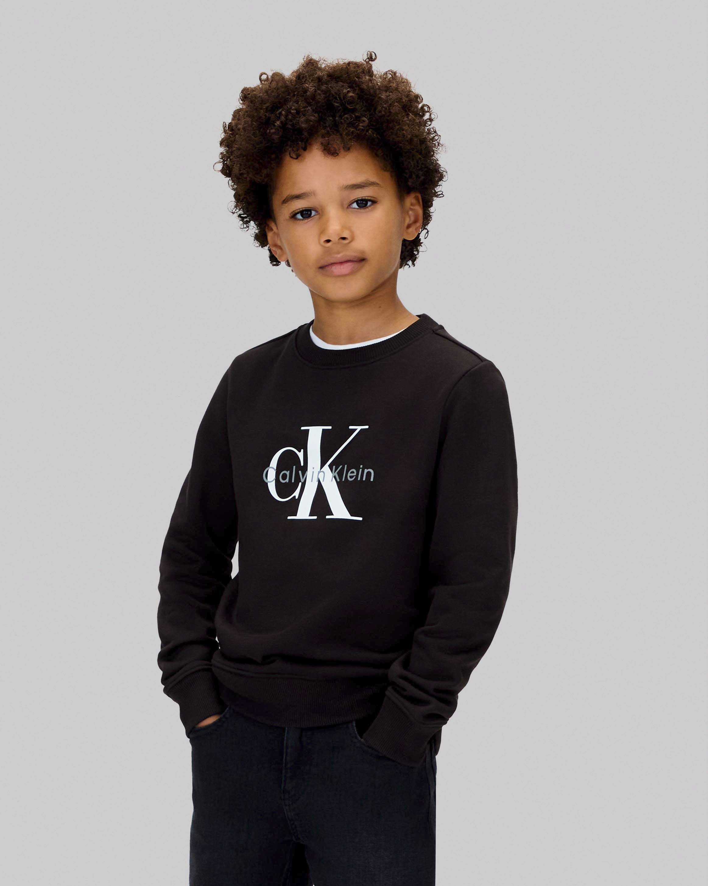 Felpa girocollo Calvin Klein nera in puro cotone a maniche lunghe con scritta logo bianca