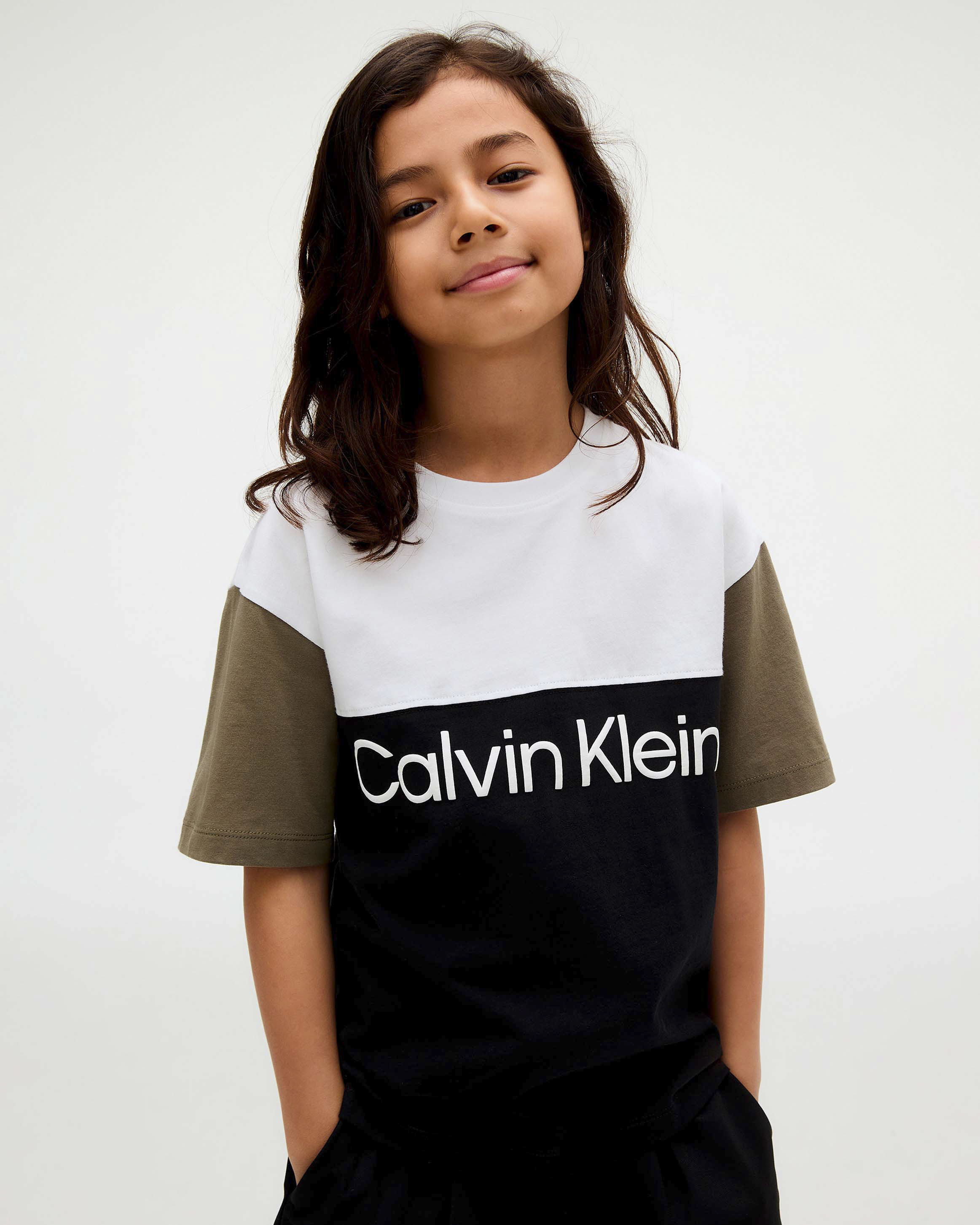 T-shirt Calvin Klein color block in puro cotone con scritta logo bianca