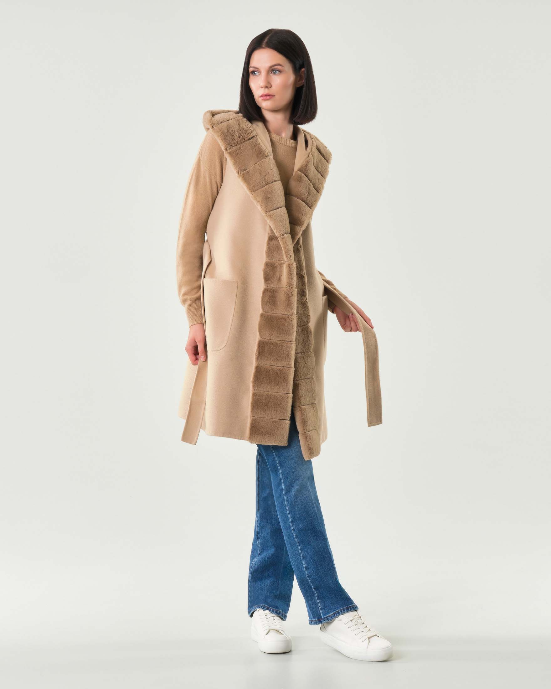 Gilet beige in panno double Emme Marella con cappuccio e profili in ecopelliccia tono su tono