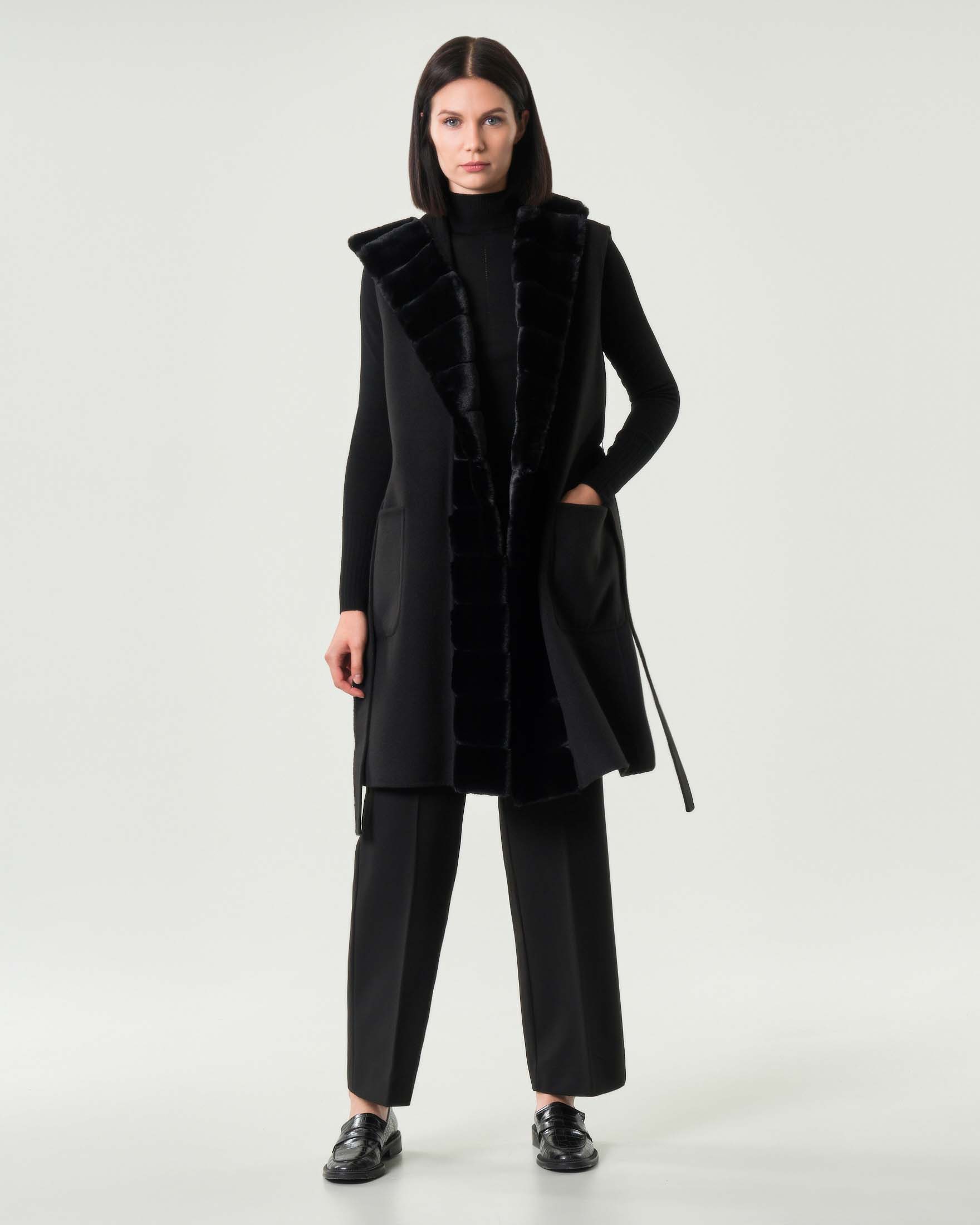 Gilet nero in panno double Emme Marella con cappuccio e profili in ecopelliccia tono su tono