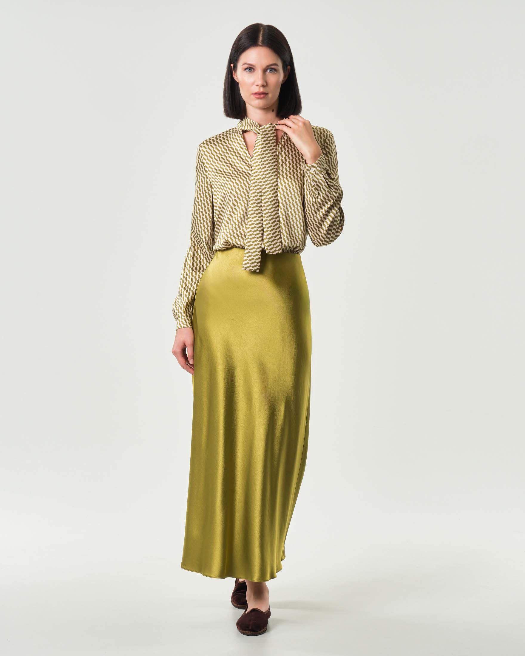 Gonna lunga verde oliva Emme Marella in raso di viscosa stretch con fondo ondulato