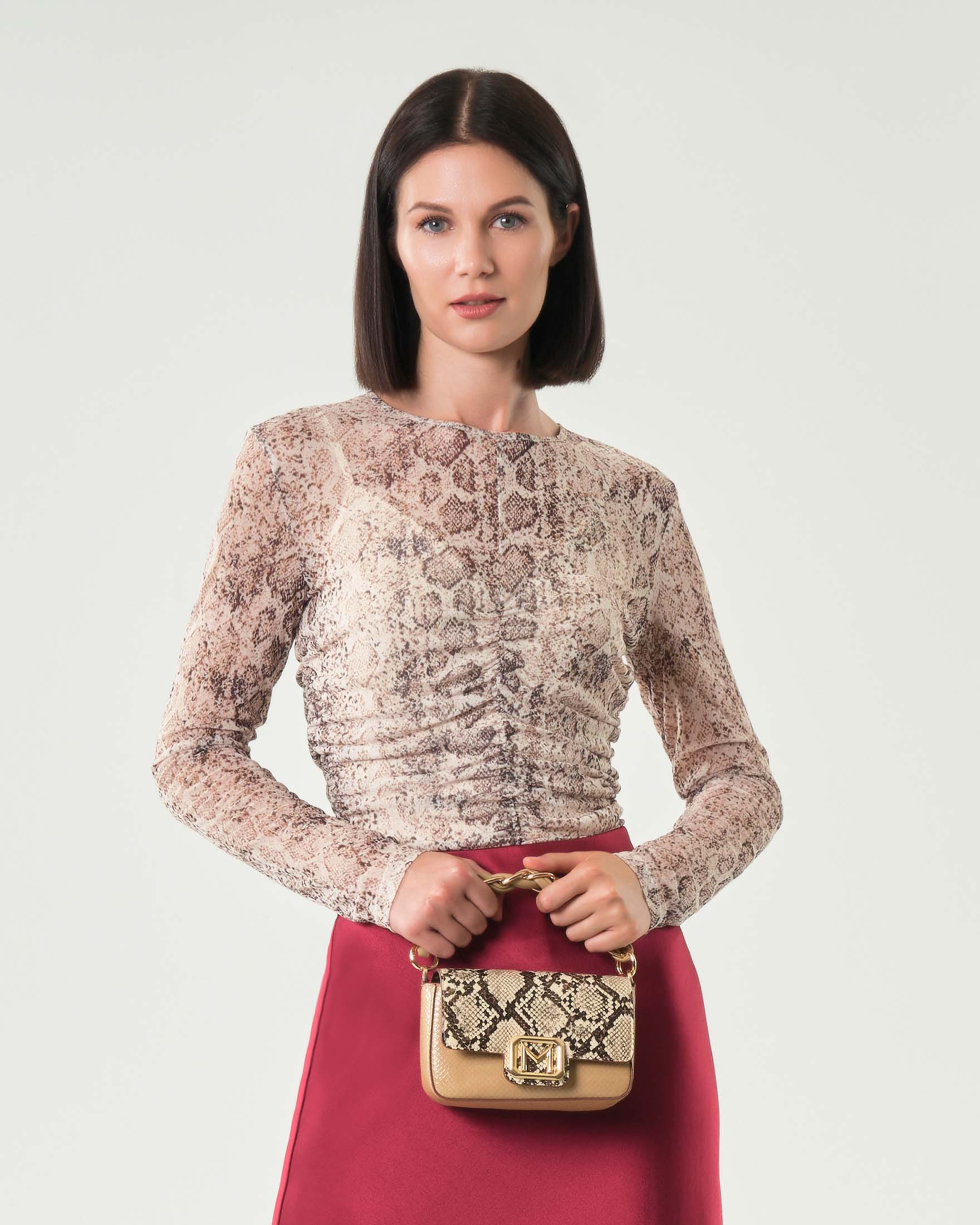 T-shirt aderente a maniche lunghe Emme Marella in tulle a fantasia pitonata beige con arricciatura sul davanti