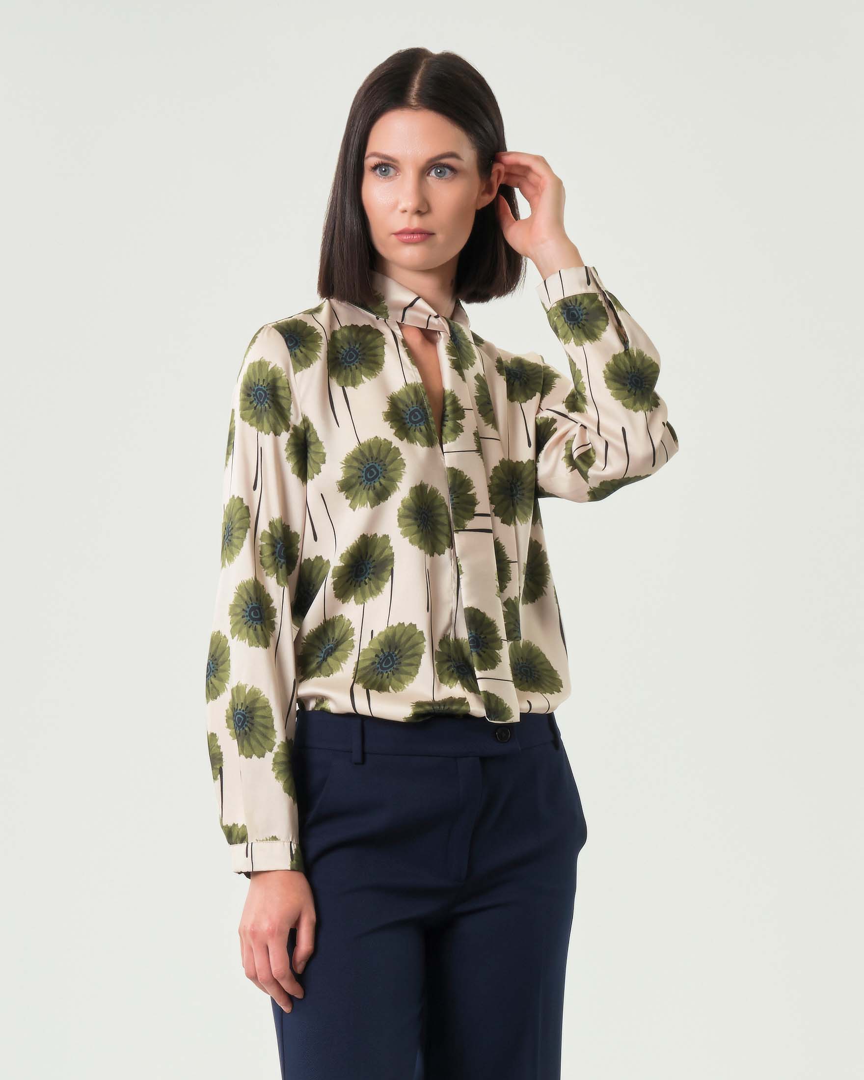 Blusa in twill avorio a fantasia fiori verdi con fusciacca al collo