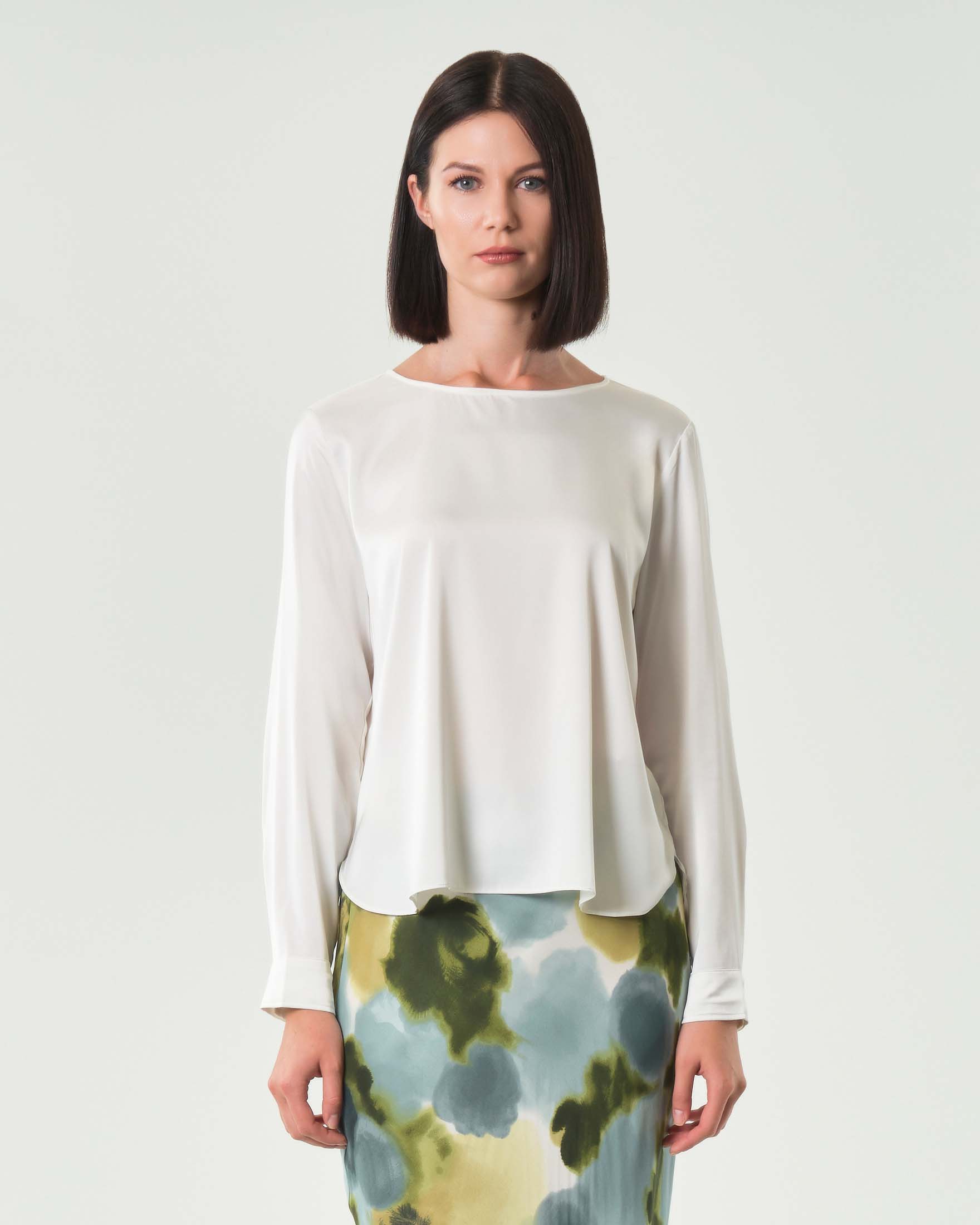 Blusa bianca Emme Marella in satin stretch con scollo ampio tondo