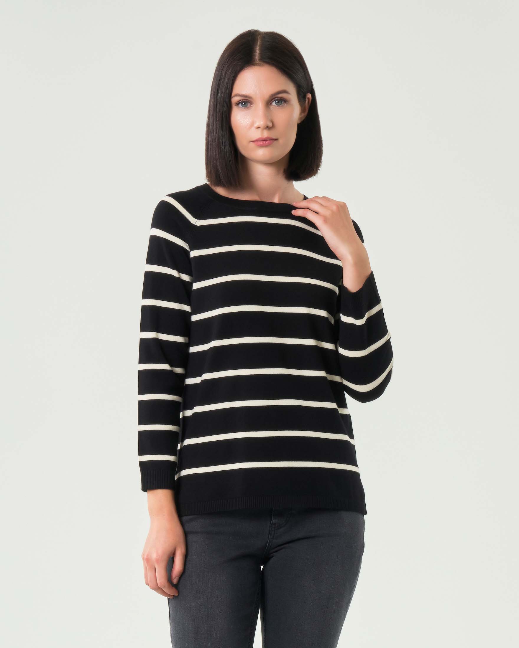 Maglia girocollo nera Emme Marella a righe bianche in misto viscosa con spacchi laterali