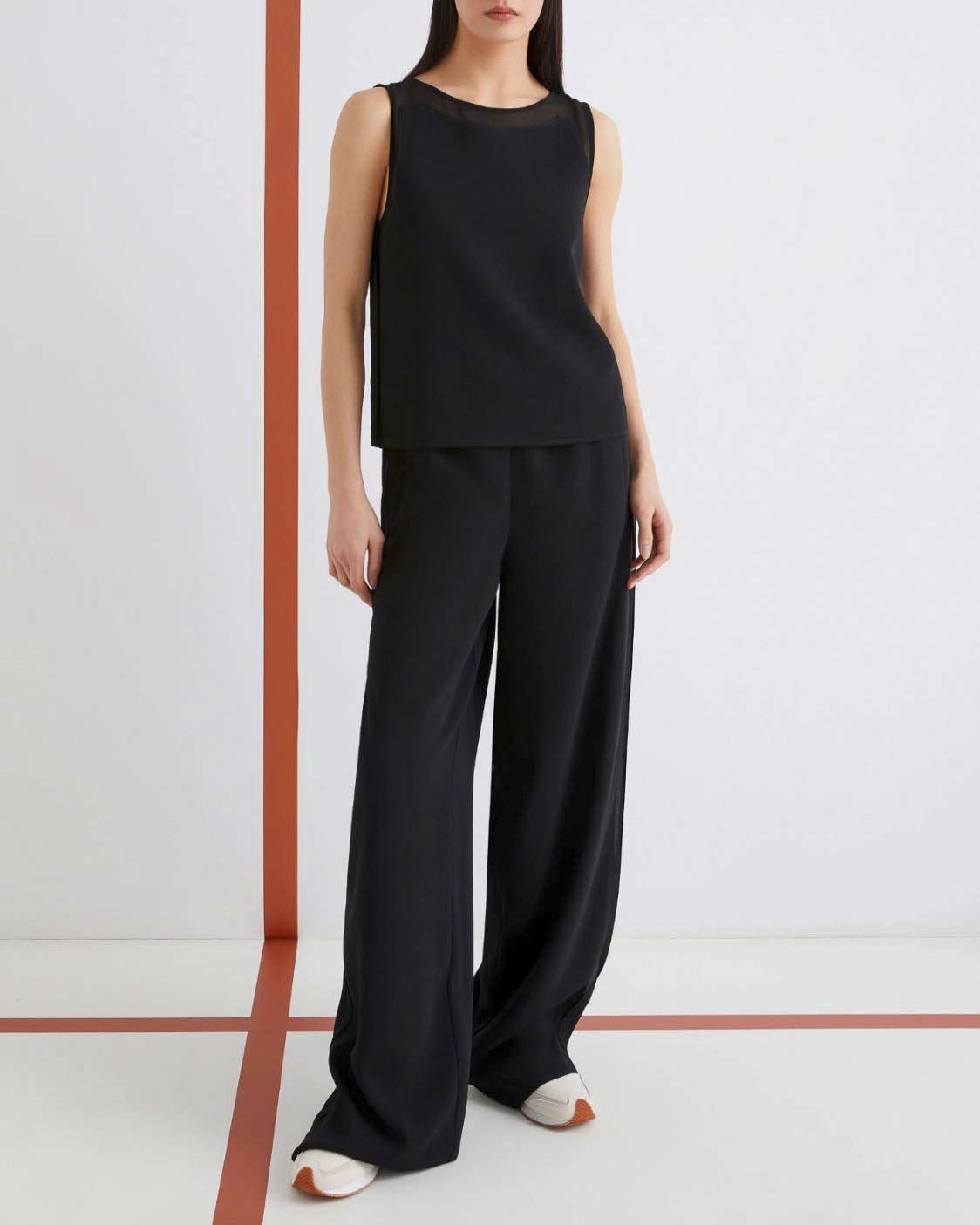 Top nero in crêpe envers satin Marella 365 senza maniche con inserti in georgette image