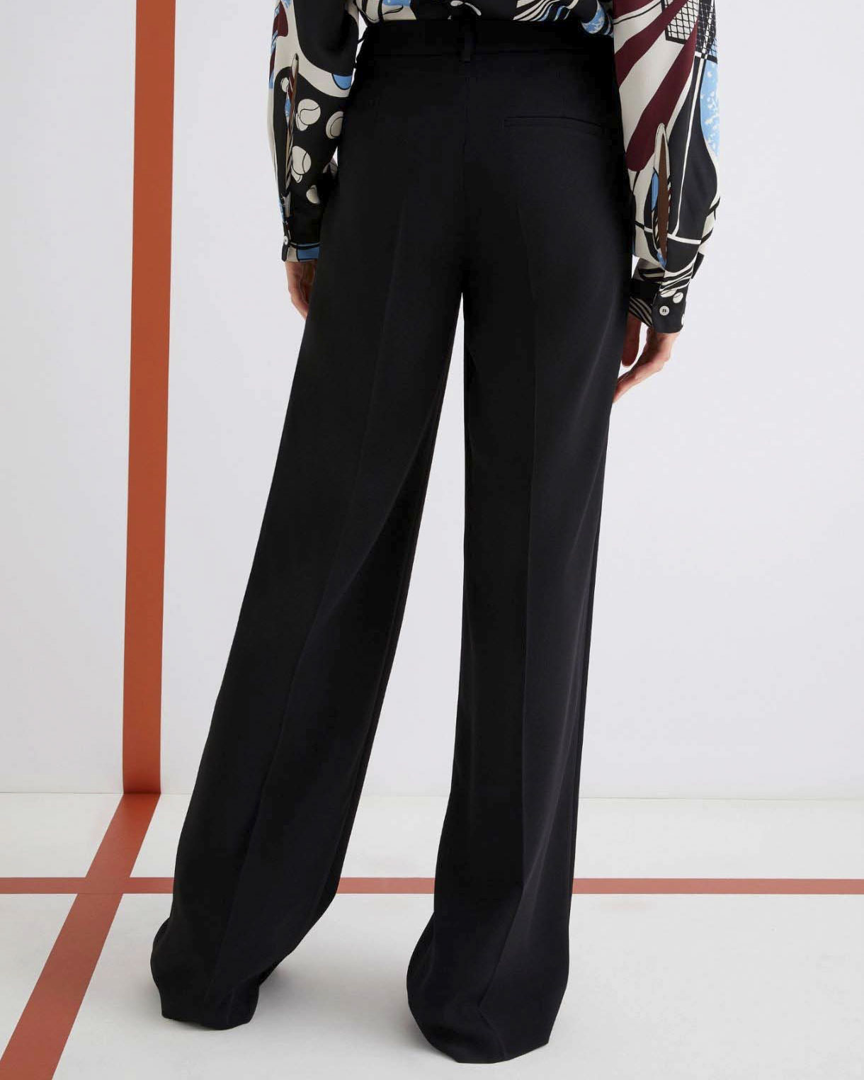 Pantaloni neri Marella 365 in envers satin dalla linea dritta con tasche laterali alla francese