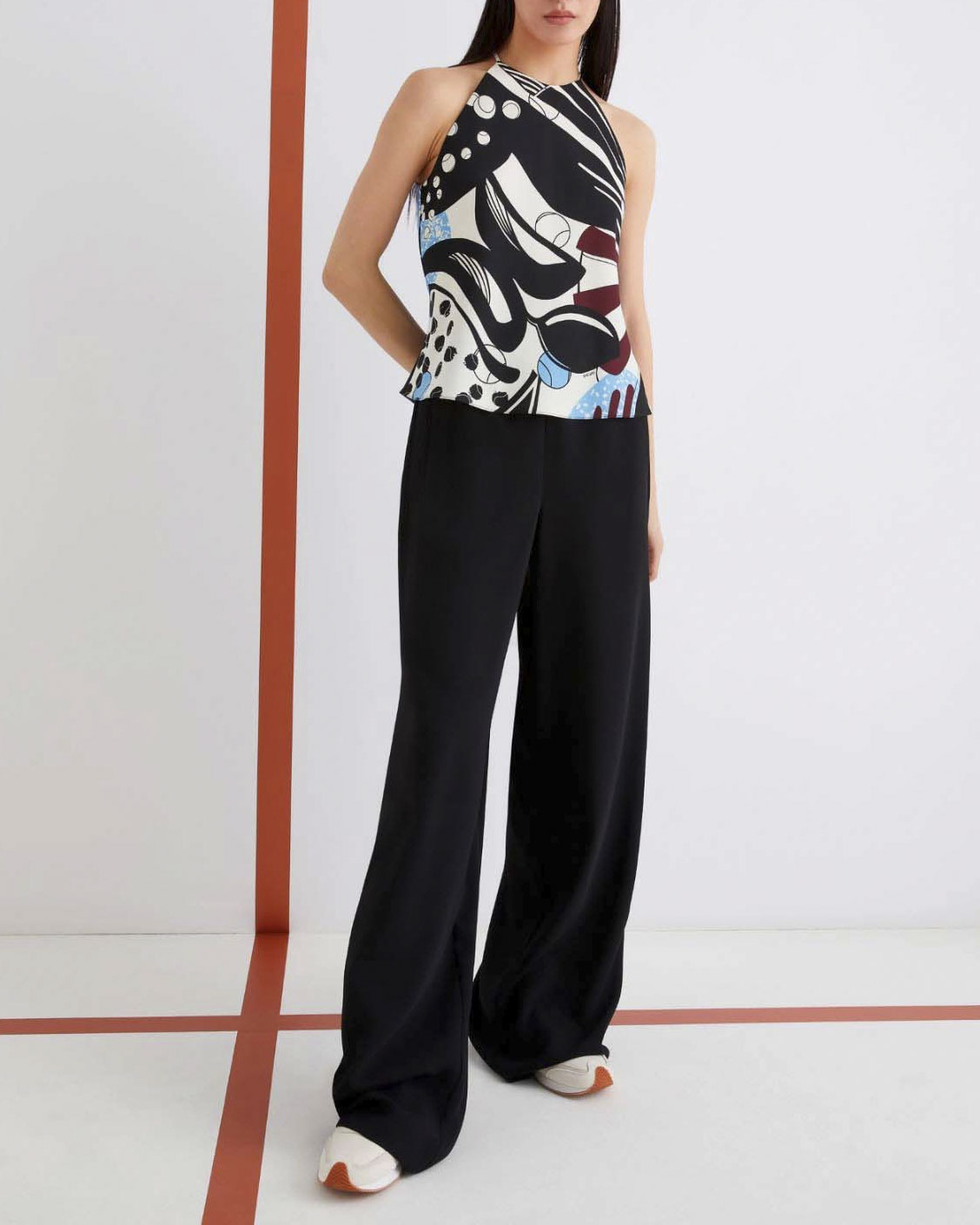 Top multicolore Marella 365 in crêpe envers satin a fantasia azzurra nera con scollo all'americana image