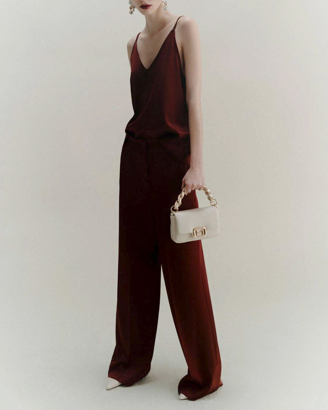 Top bordeaux Marella in raso con scollo a V e spalline sottili image