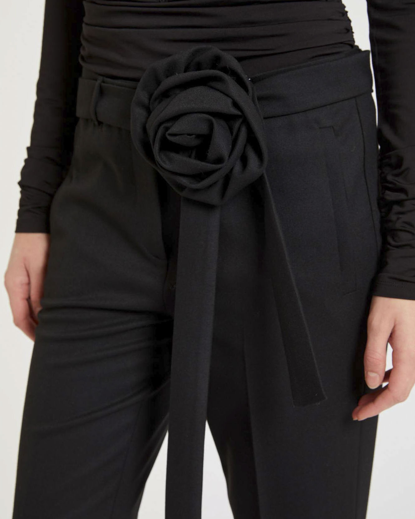 Pantaloni neri flare Marella in misto viscosa stretch con cintura rimovibile con fiore image