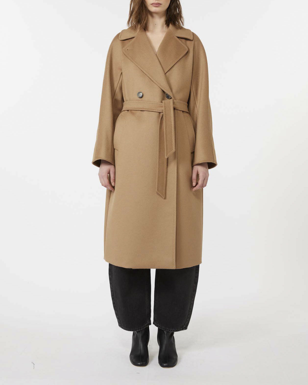 Cappotto doppiopetto Weekend Max Mara color cammello in pura lana vergine con scollo a rever e cintura in vita image