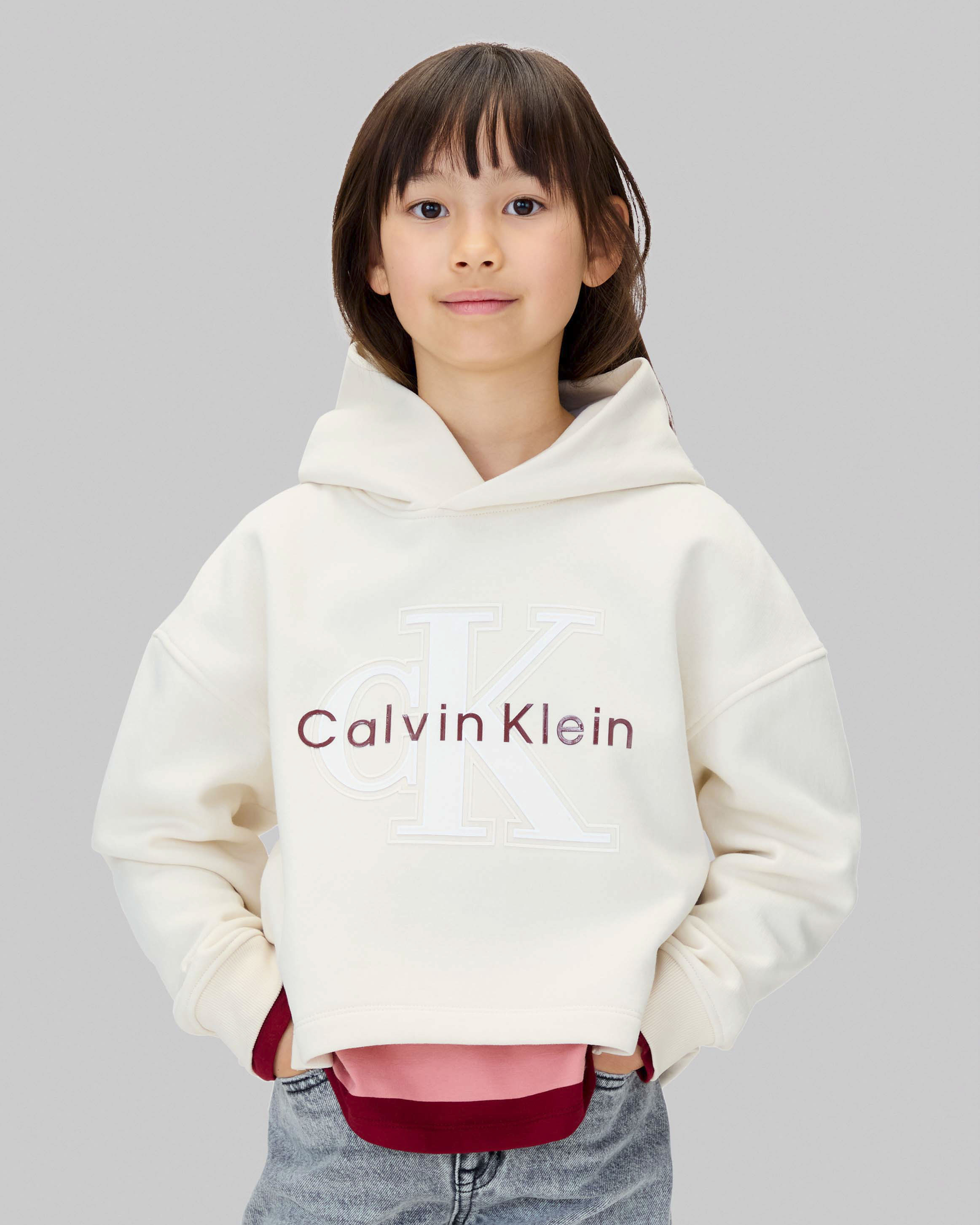 Felpa cropped Calvin Klein avorio con cappuccio e maxi logo gommato