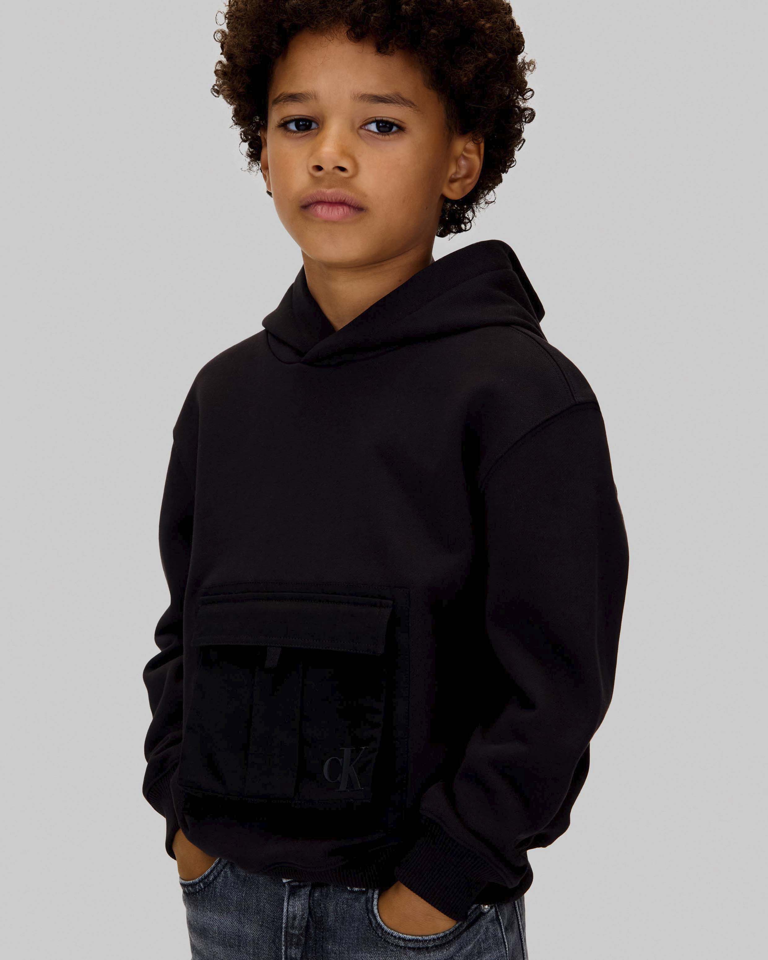 Felpa Calvin Klein nera a maniche lunghe con cappuccio e maxi tasca frontale