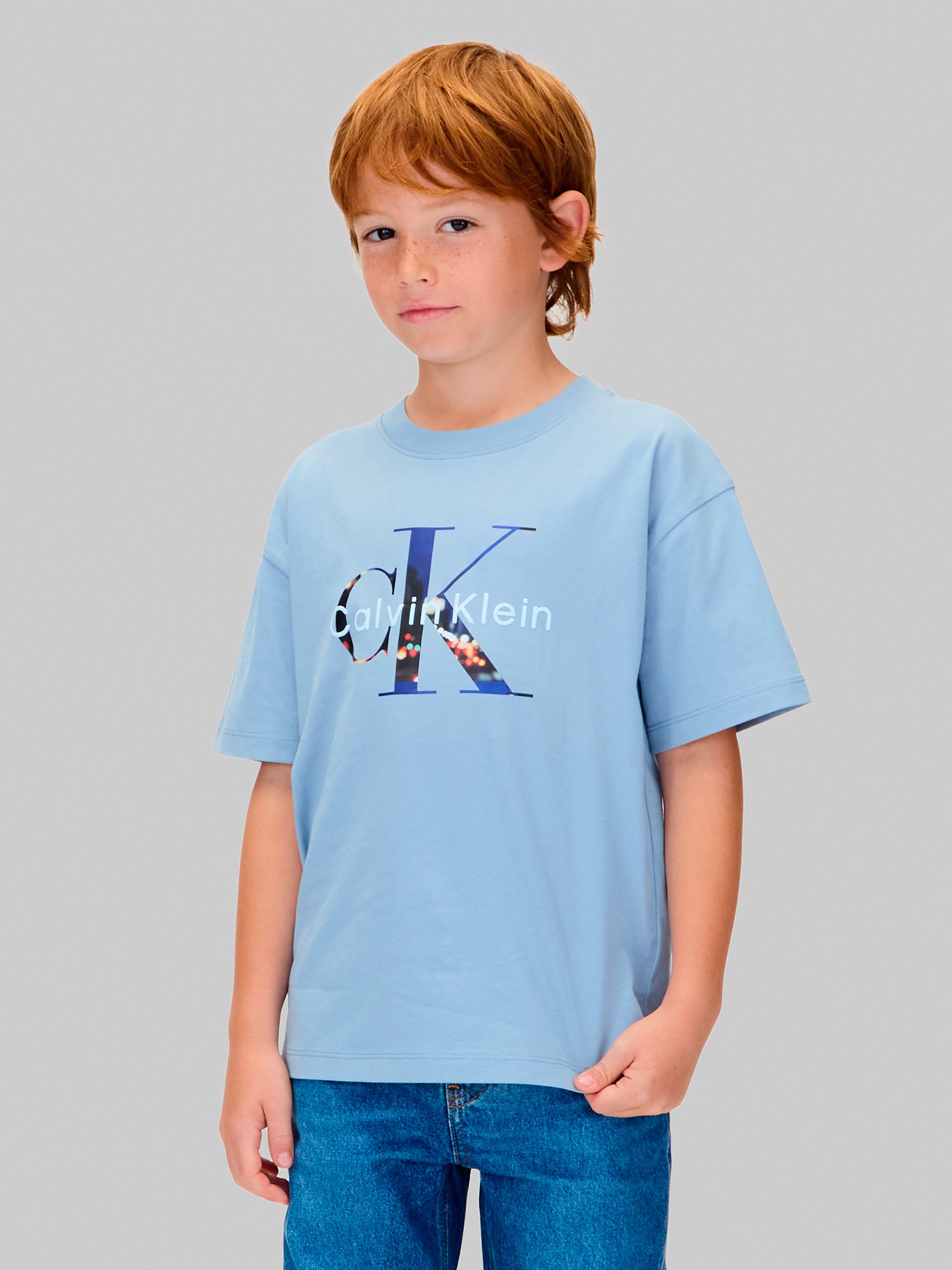 T-shirt Calvin Klein celeste in puro cotone con scritta logo monogram multicolor