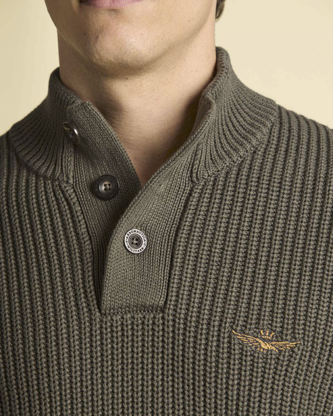 Maglia Aeronautica Militare color fango a coste inglesi con collo alto e apertura a bottoni