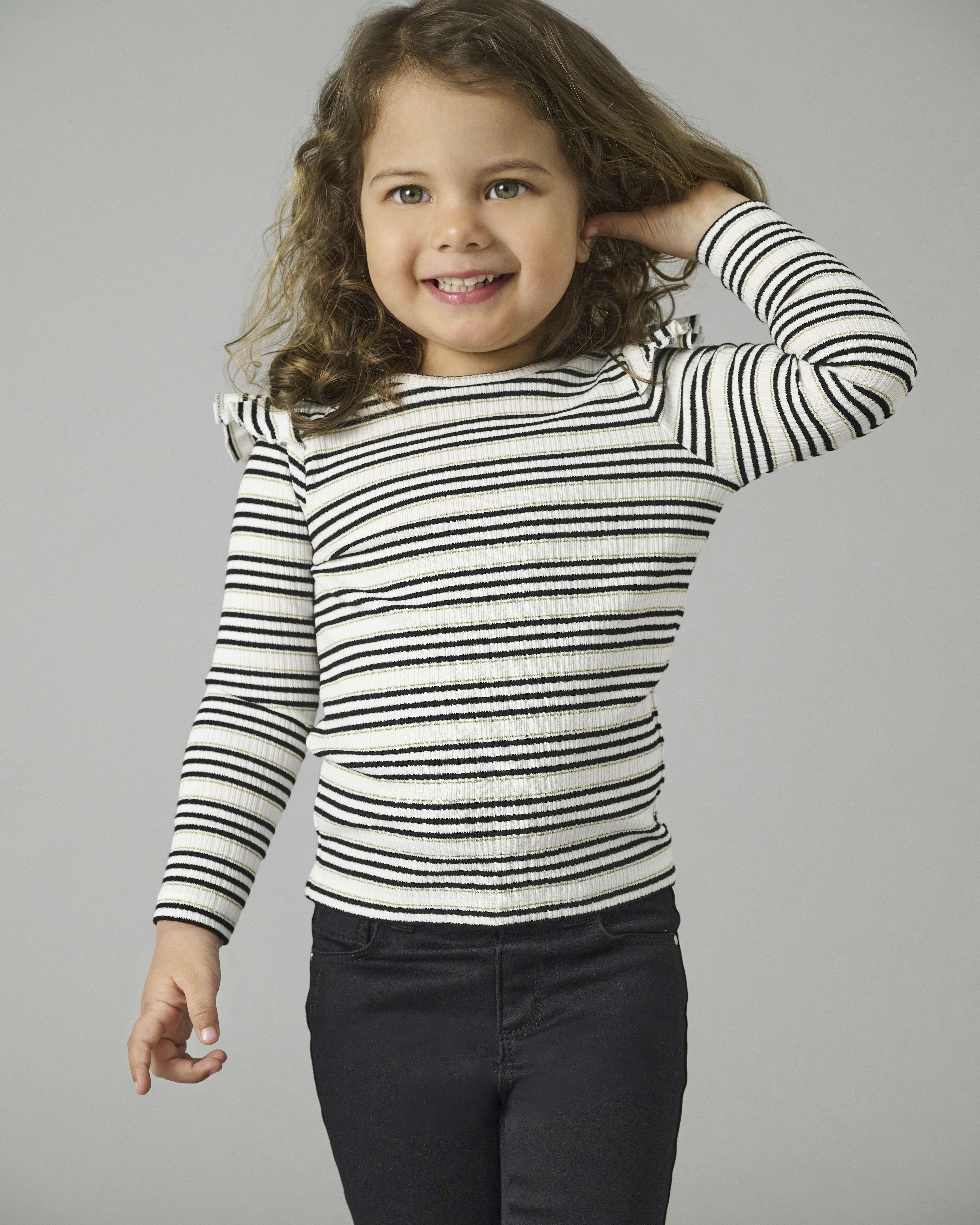 T-shirt Kids Only a maniche lunghe a righe avorio e nero con volant image