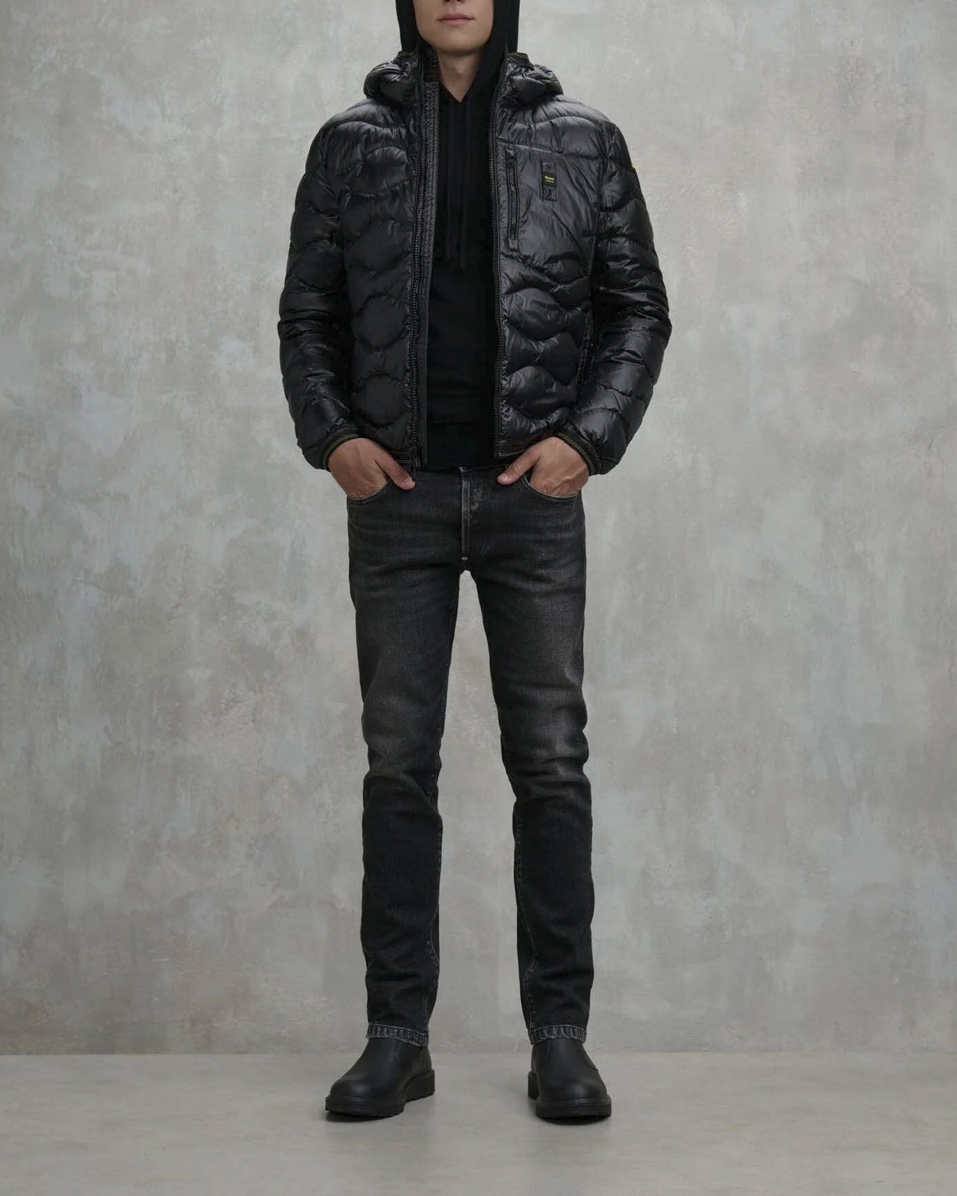 Piumino Wave Blauer nero con cappuccio fisso e trapuntatura ad onde