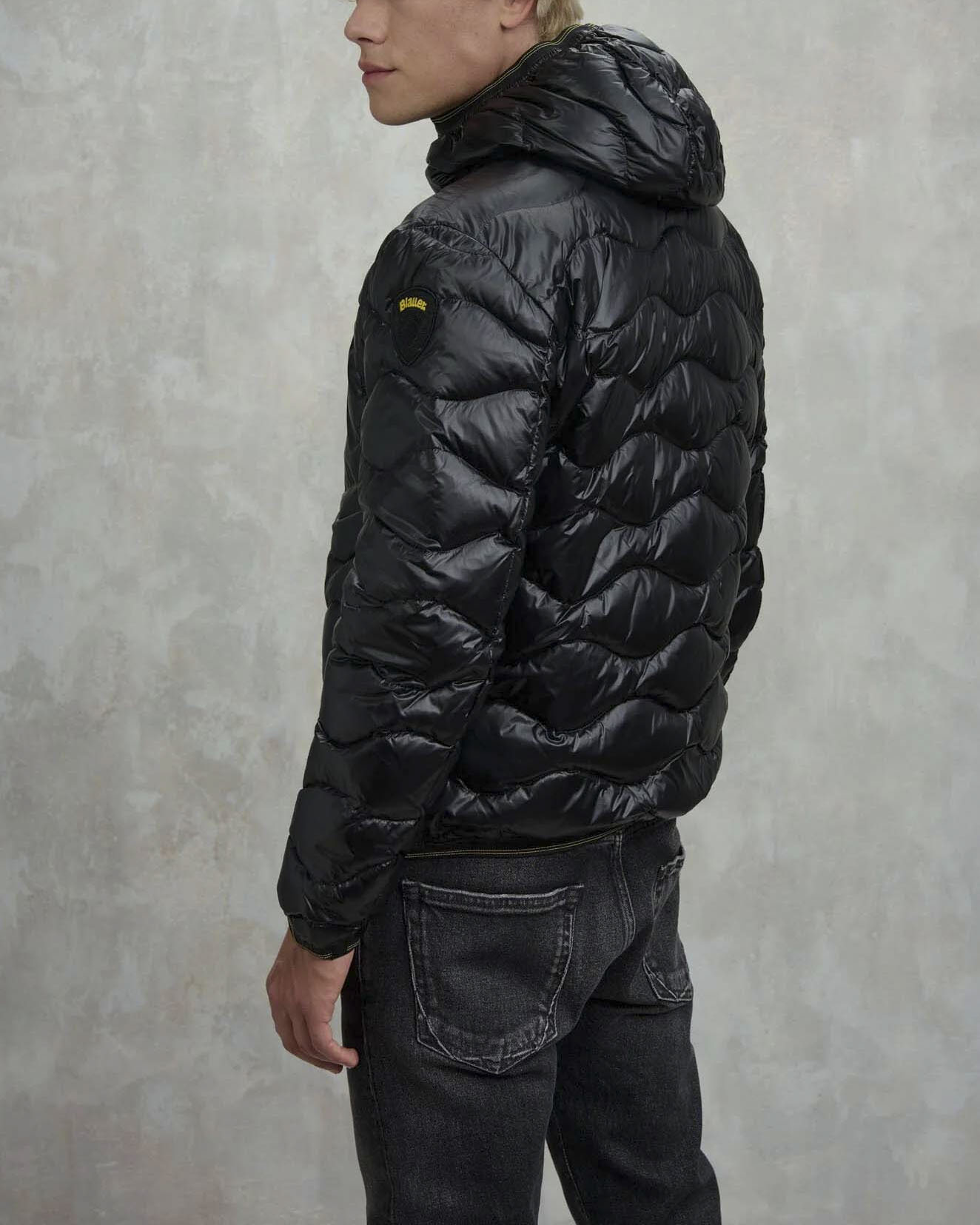 Piumino Wave Blauer nero con cappuccio fisso e trapuntatura ad onde