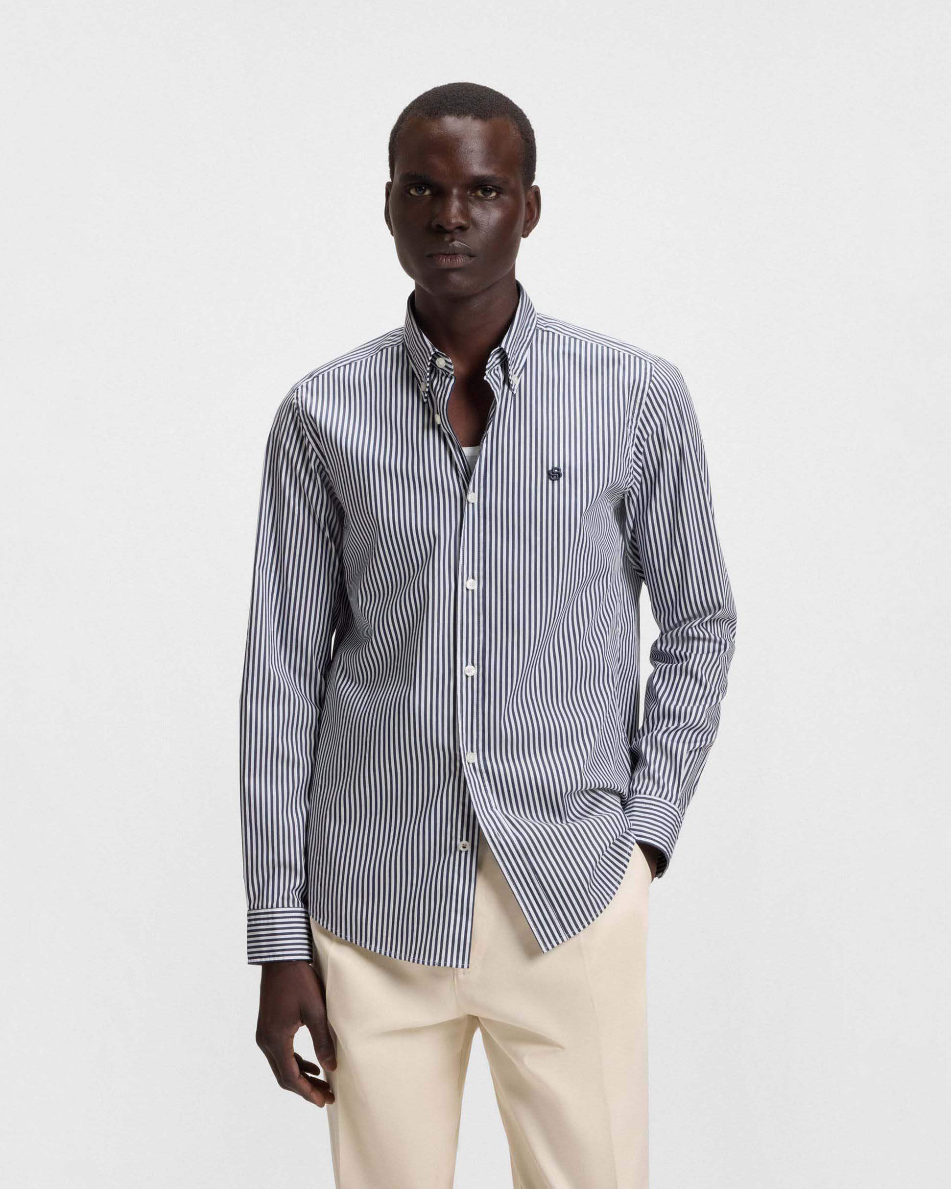 Camicia Roan a righe bianche e blu in cotone stretch con colletto button-down