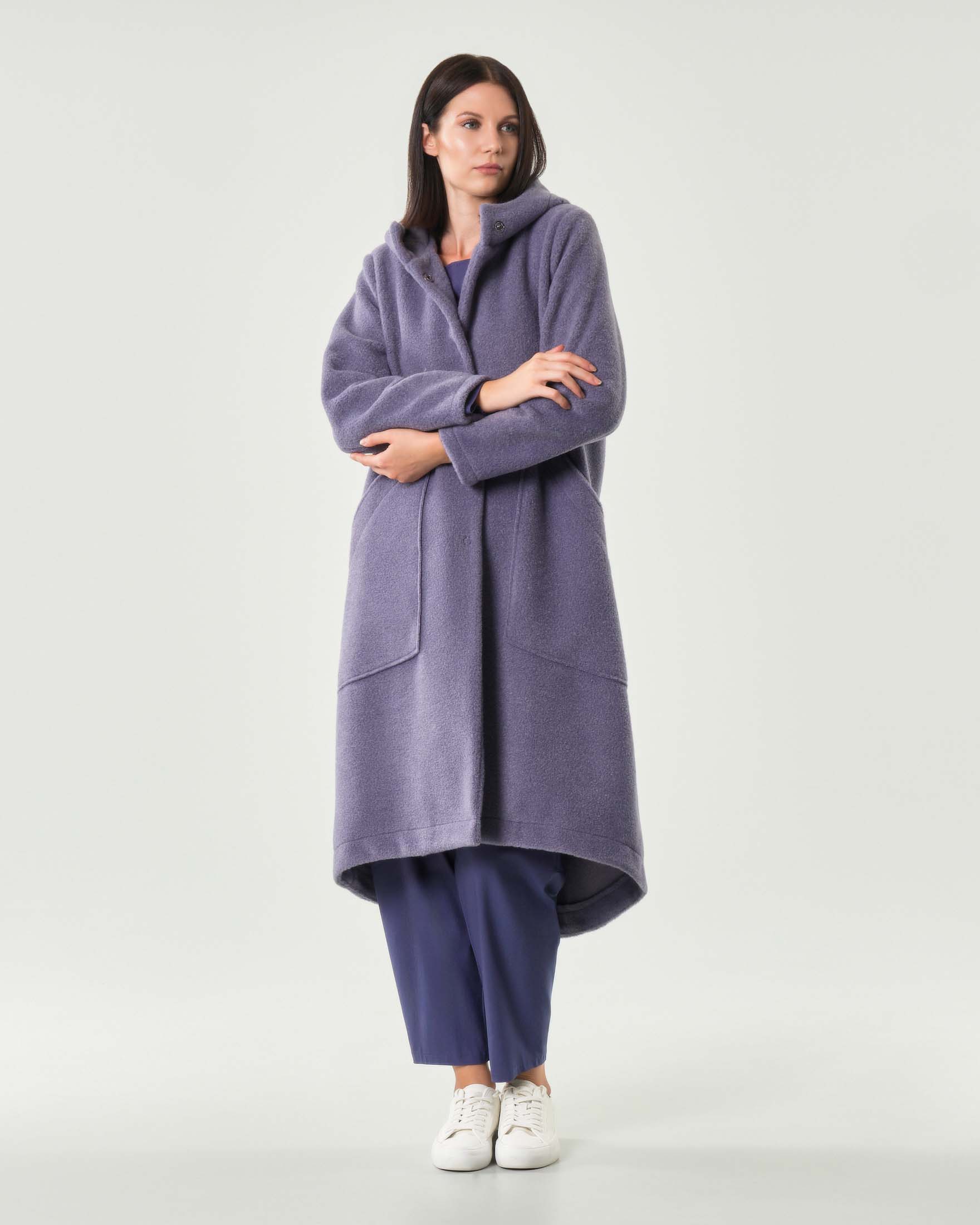 Cappotto lungo color lilla effetto lana cotta con cappuccio e fondo sul retro più lungo