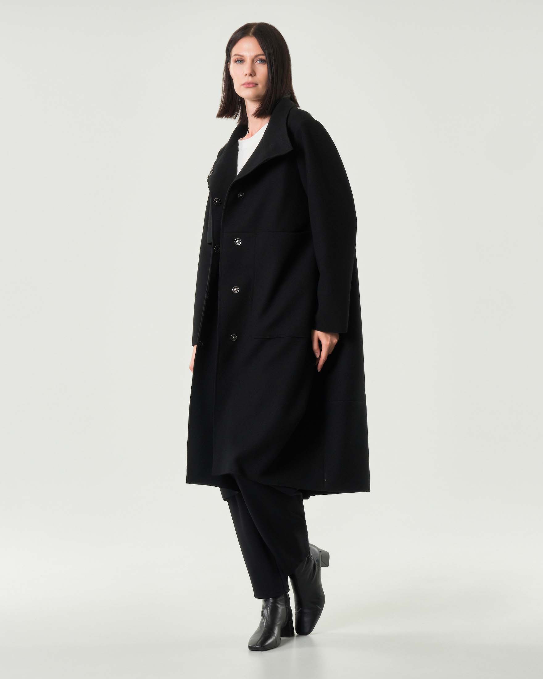 Cappotto midi nero Jurerê dalla linea a uovo in tessuto effetto panna con colletto in piedi e maxi tasche laterali applicate