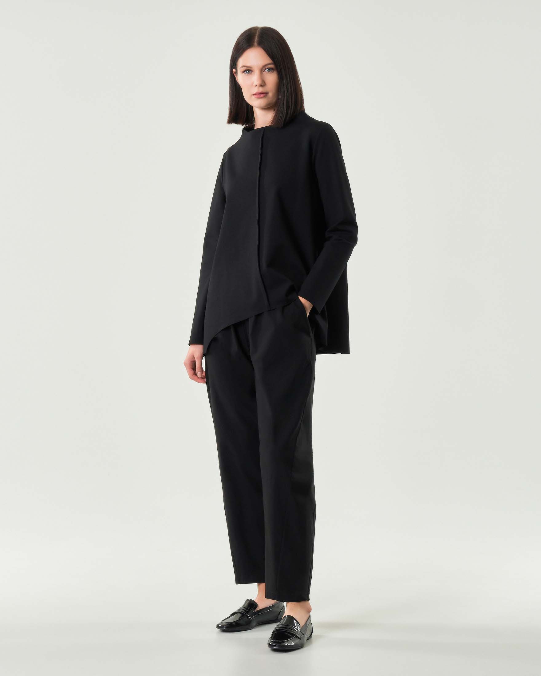 Felpa nera Jurerê in misto viscosa punto Milano con fondo con arco frontale e cuciture a rilievo image