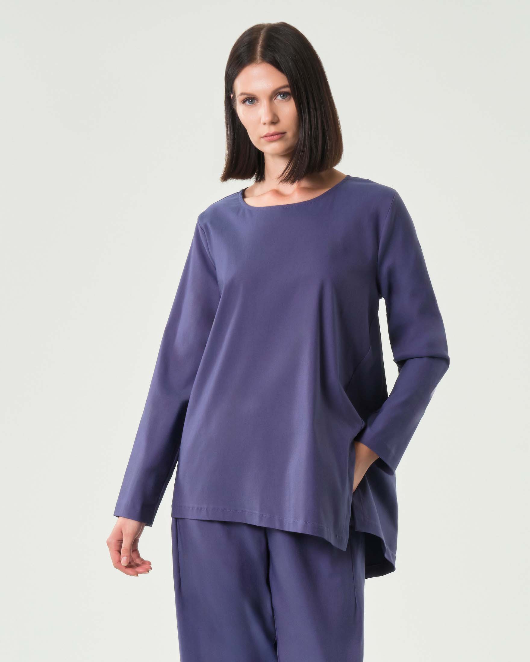 Blusa viola in bengalina di misto viscosa con scollo tondo con fondo asimmetrico e spacco laterale
