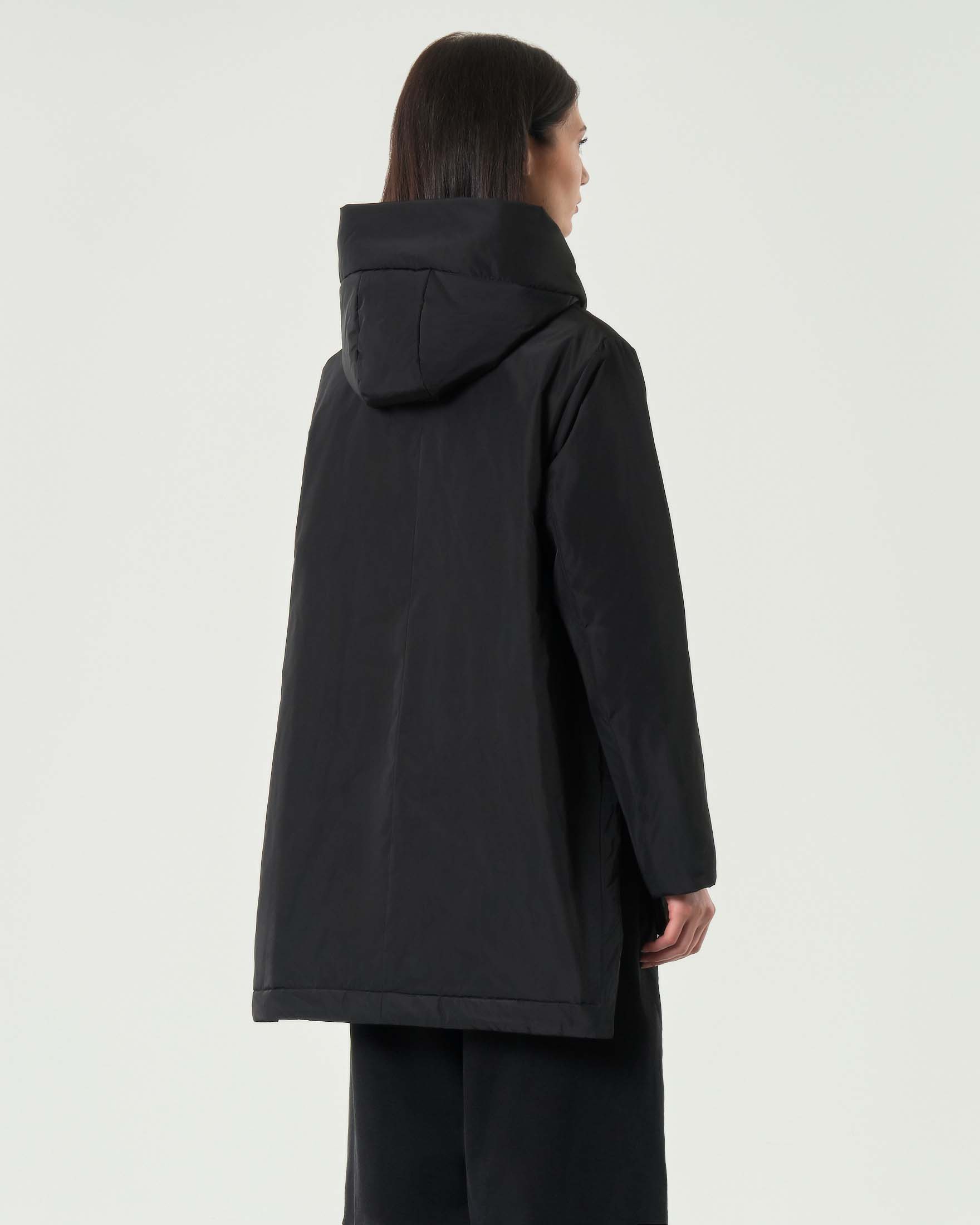 Piumino nero Jurerê con cappuccio e fondo posteriore più lungo