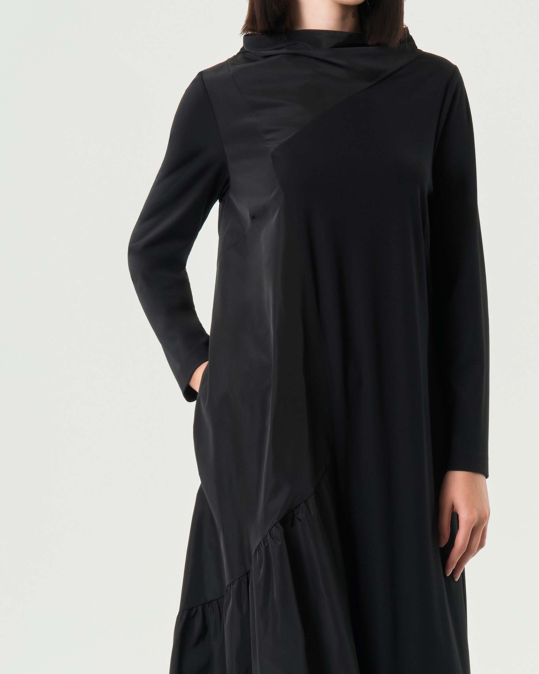 Abito lungo nero Jurerê in taffetà con inserti in jersey ed elastico inserito al fondo image