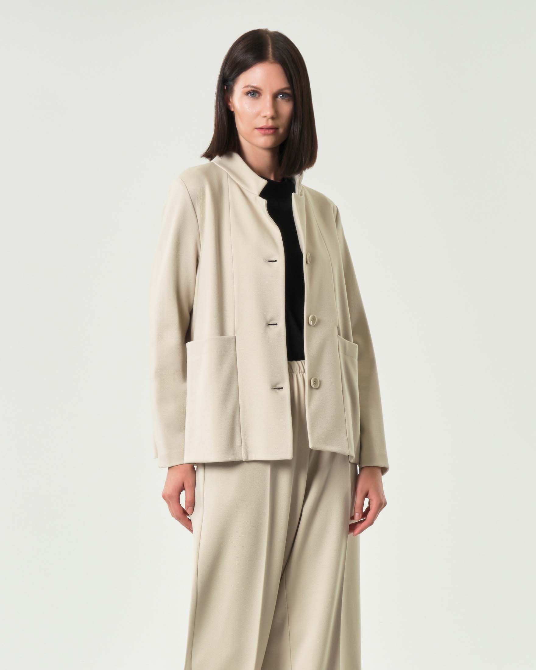 Giacca color gesso Jurerê in tricotina di misto viscosa con colletto in piedi e tasche laterali applicate