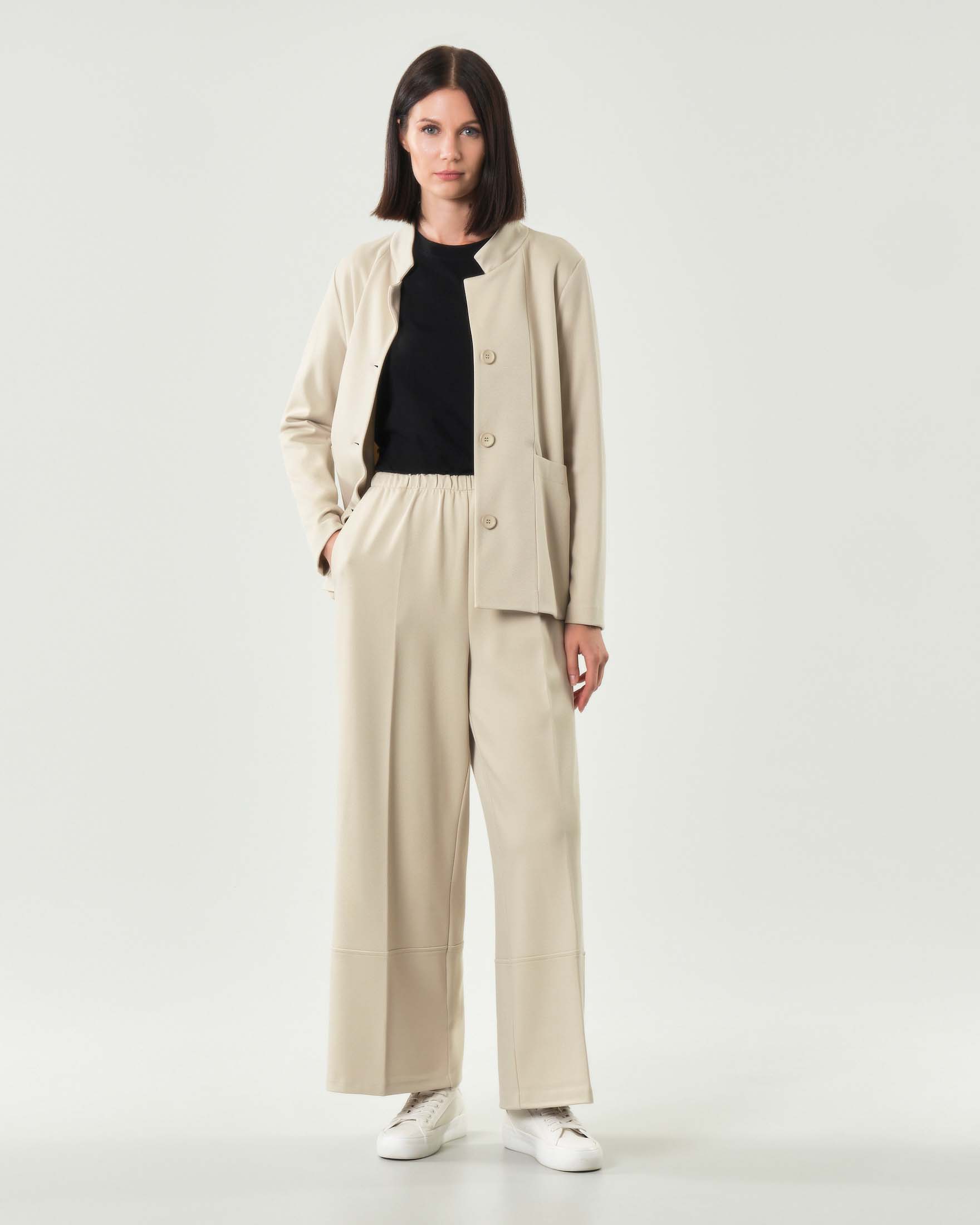 Giacca color gesso Jurerê in tricotina di misto viscosa con colletto in piedi e tasche laterali applicate image