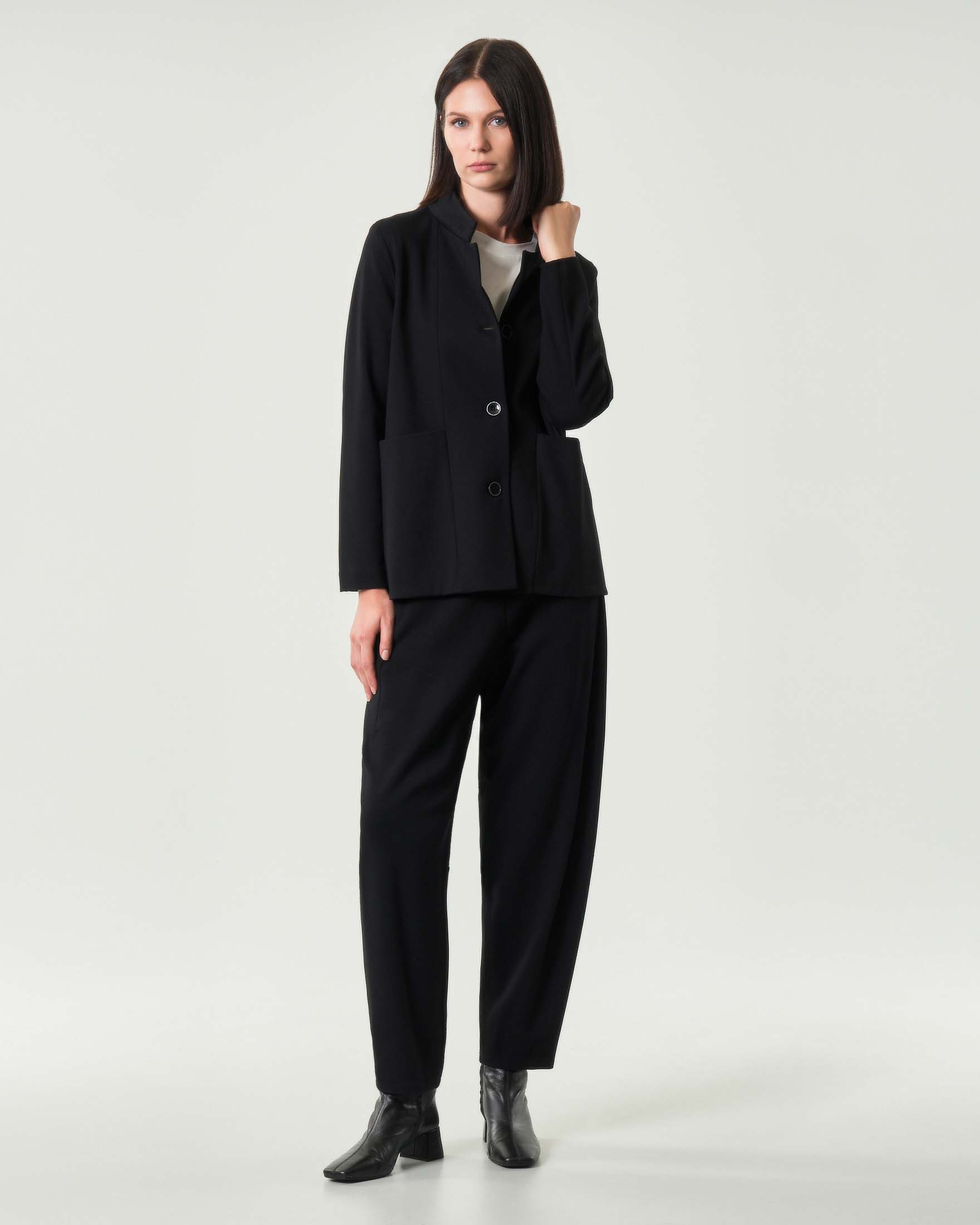 Giacca nera Jurerê in tricotina di misto viscosa con colletto in piedi e tasche laterali applicate