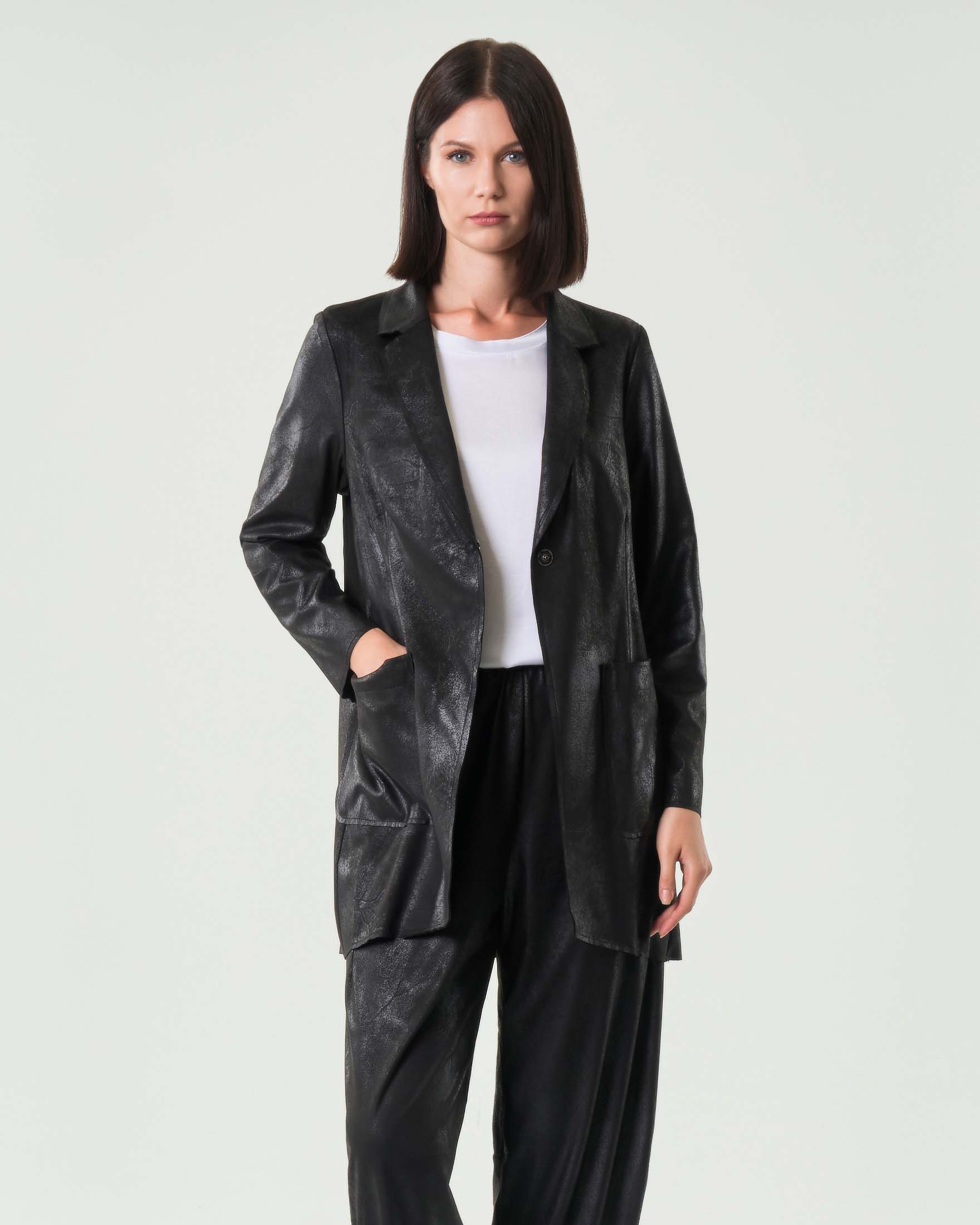 Giacca over nera Jurerê in tessuto spalmato effetto cangiante con scollo a rever