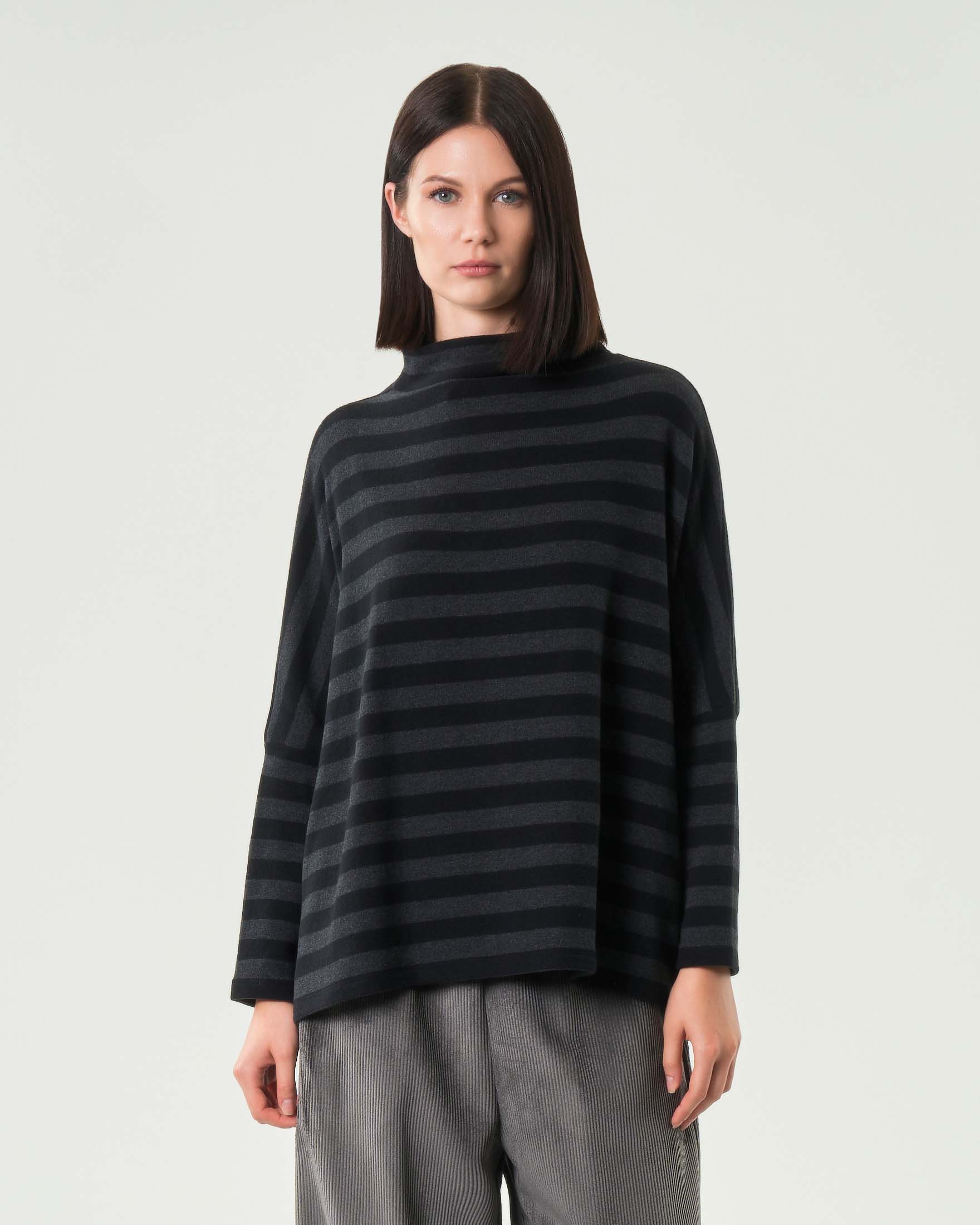 Maglia grigio antracite a righe nere Jurerê in misto cotone dalla linea boxy con colletto in piedi