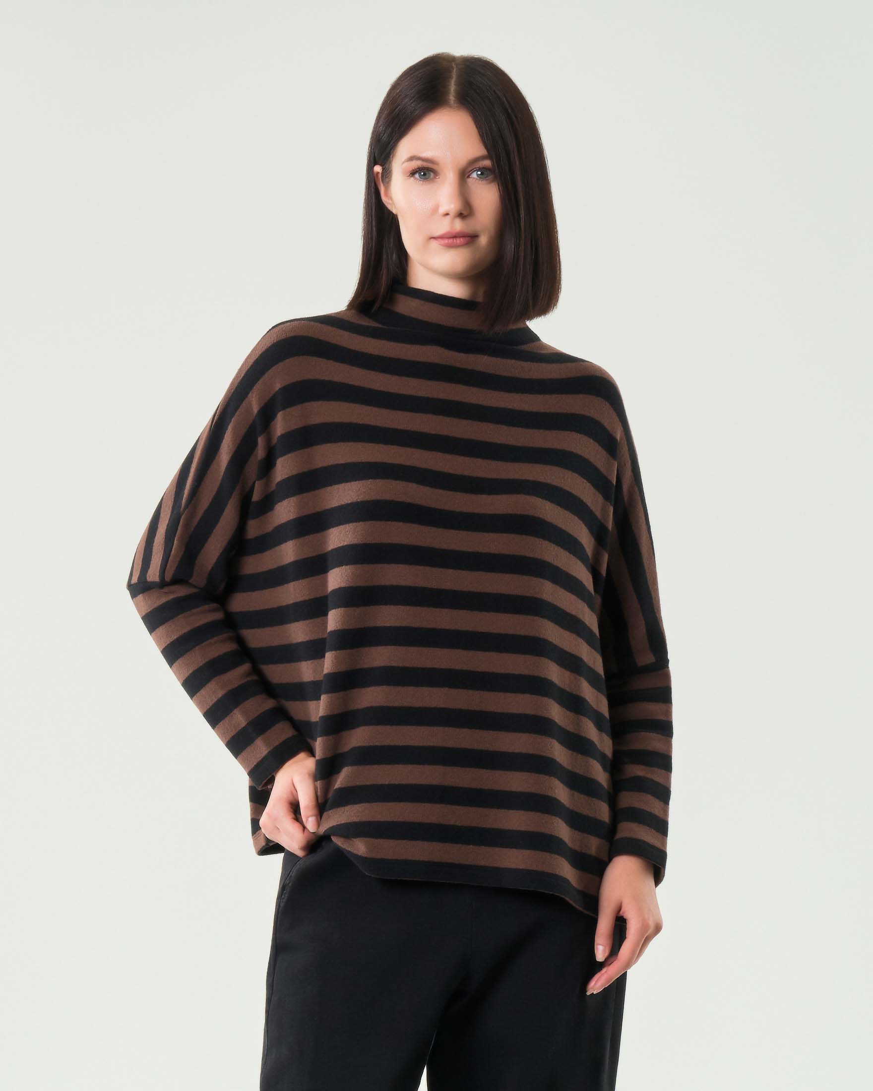 Maglia marrone a righe nere Jurerê in misto cotone dalla linea boxy con colletto in piedi