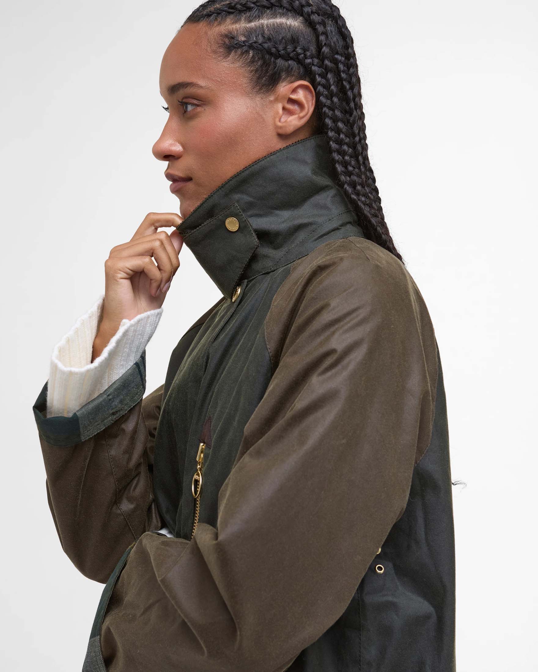 Giaccone lungo Barbour Evette in cotone cerato verde oliva motivo patchwork con colletto in velluto a costin image