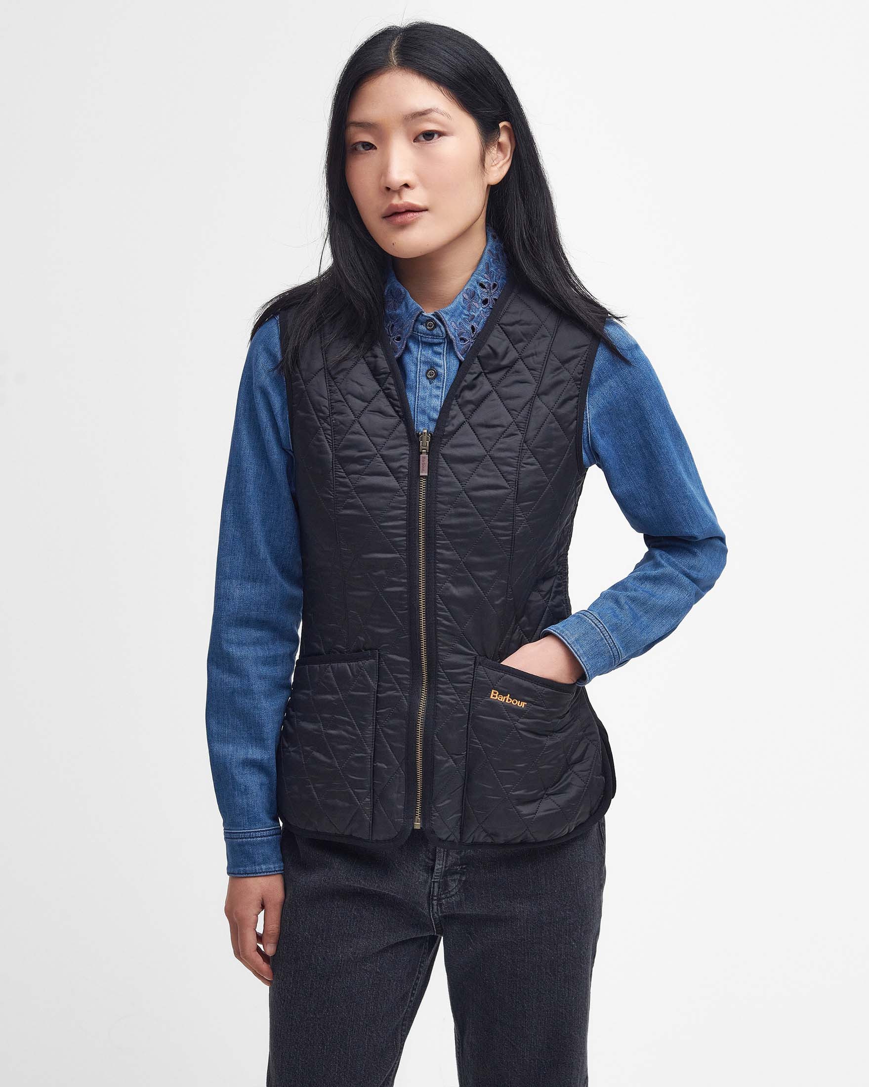 Gilet nero Barbour Flecce trapuntato dalla linea sfiancata con scollo a V e chiusura a cerniera