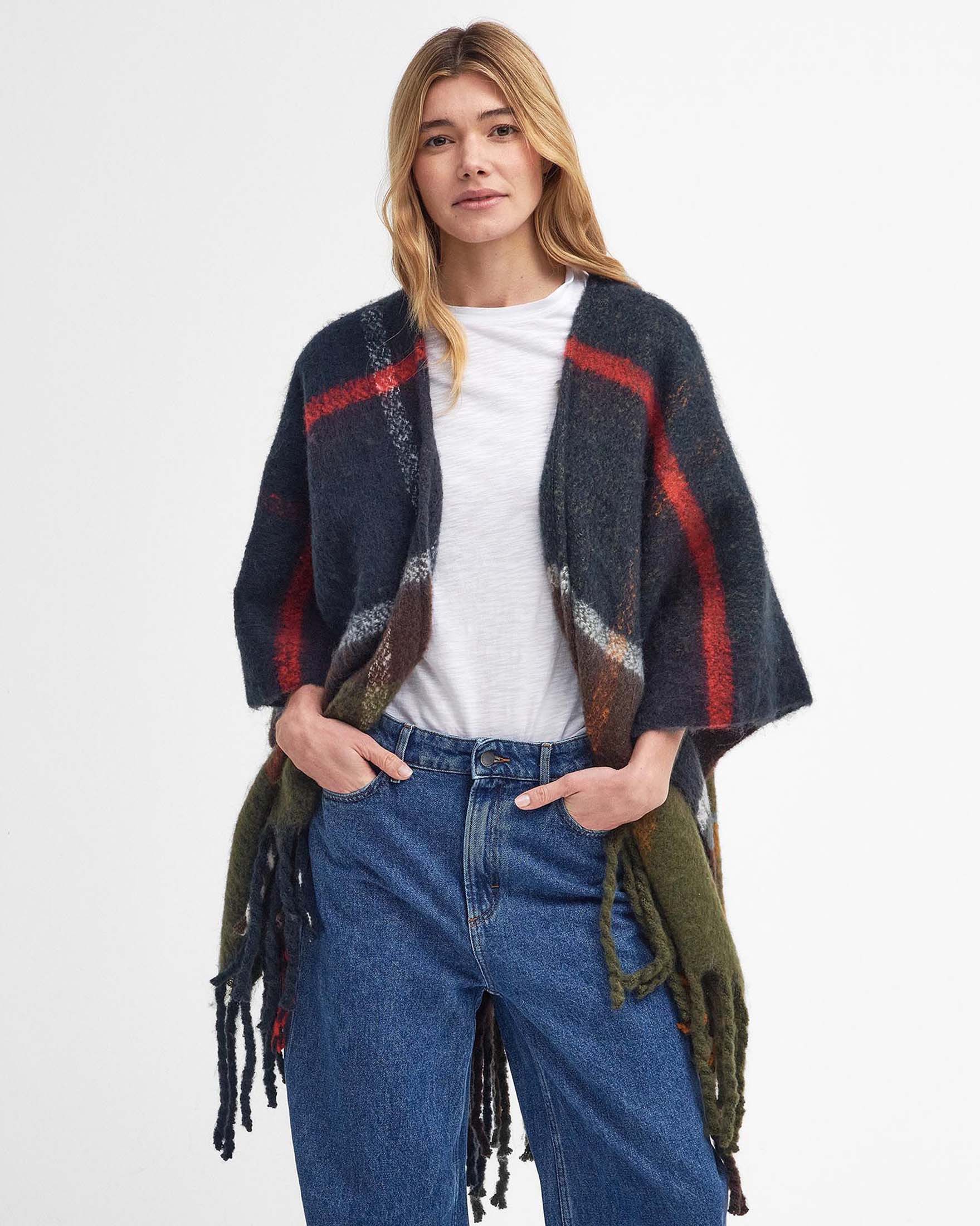 Mantella Barbour in tessuto effetto mohair a fantasia tartan verde e blu con frange al fondo