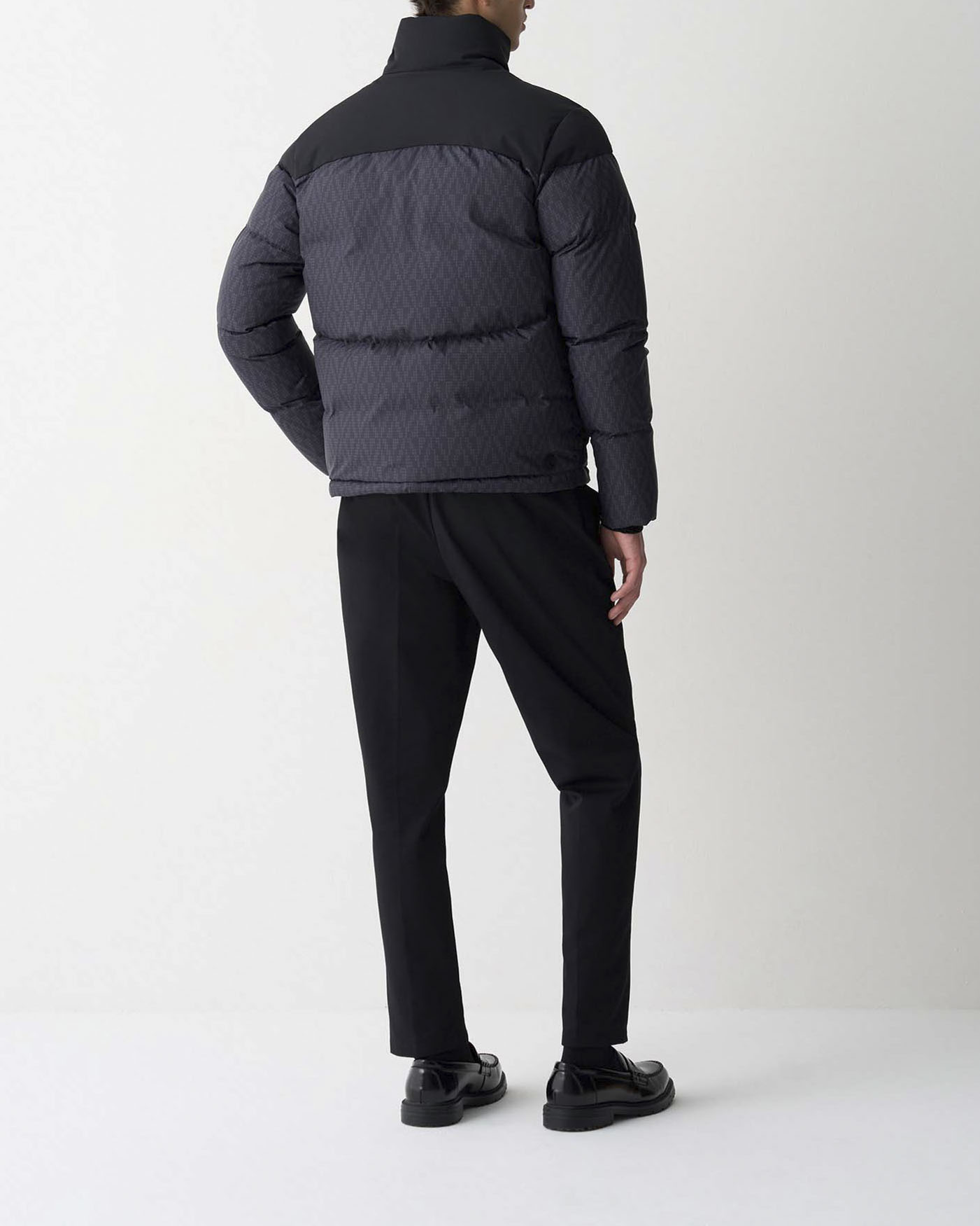 Piumino Colmar Originals grigio antracite con stampa geometrica e inserti sulle spalle in tessuto stretch