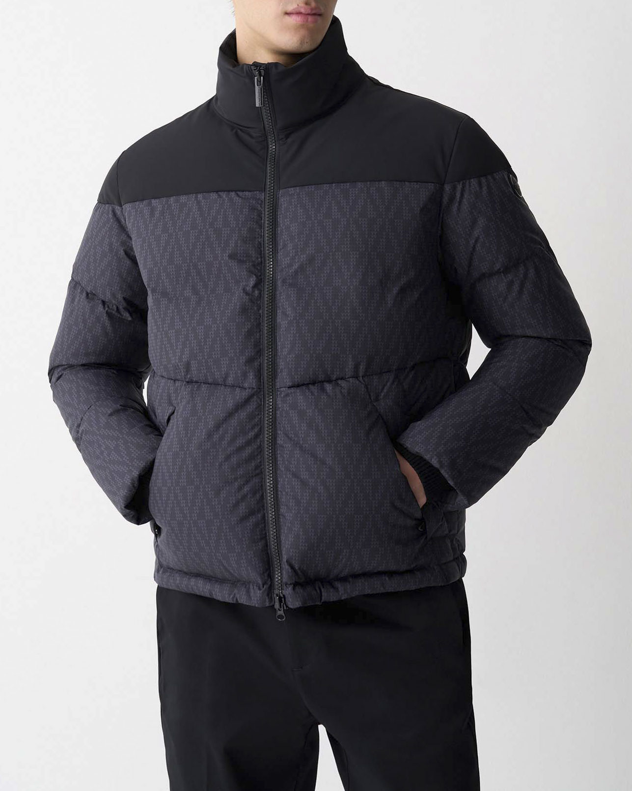 Piumino Colmar Originals grigio antracite con stampa geometrica e inserti sulle spalle in tessuto stretch