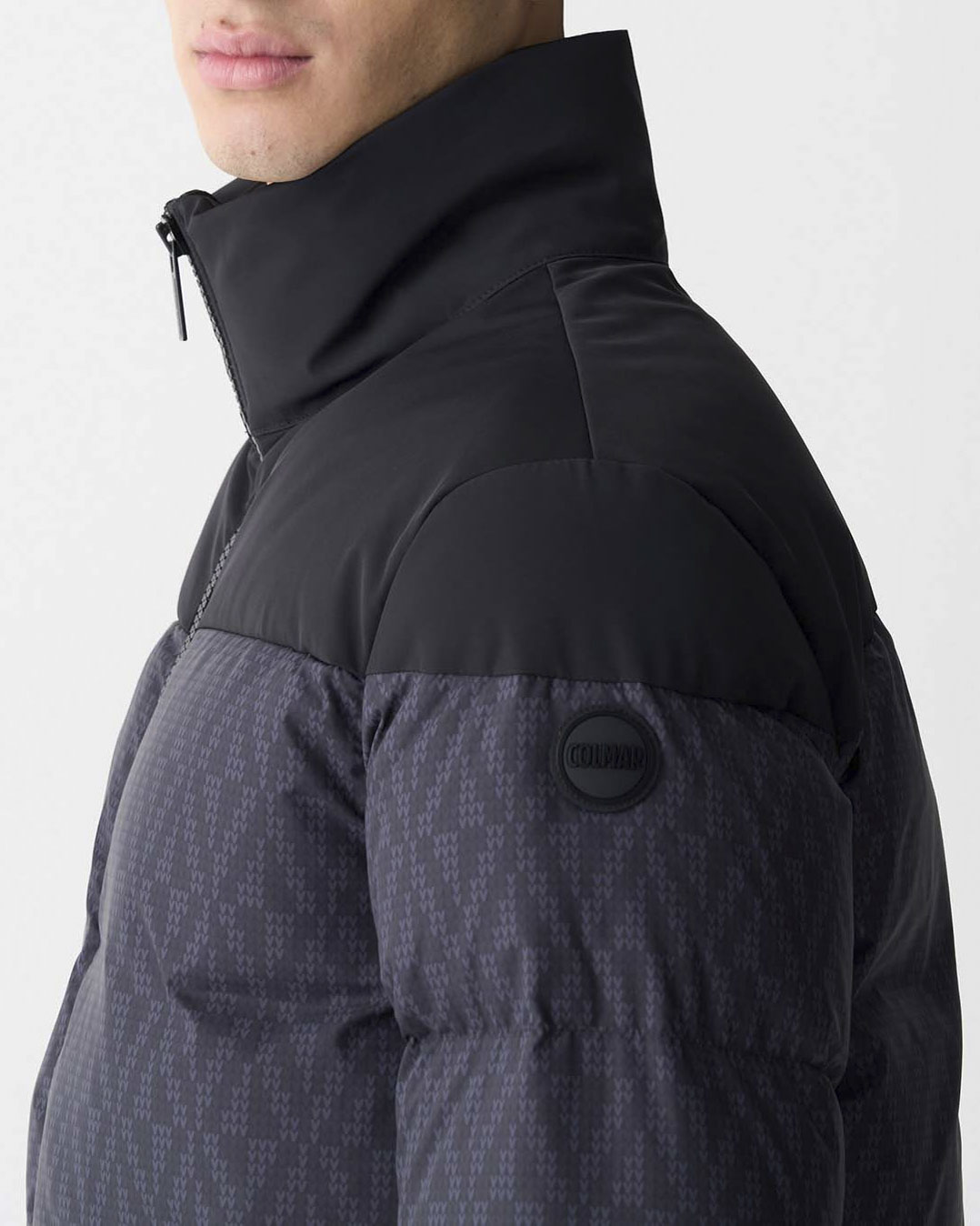 Piumino Colmar Originals grigio antracite con stampa geometrica e inserti sulle spalle in tessuto stretch