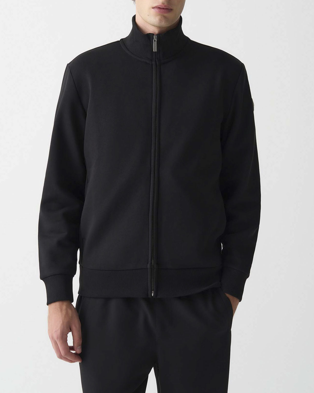 Felpa Colmar Originals nera con chiusura zip e logo bollo applicato sulla manica image