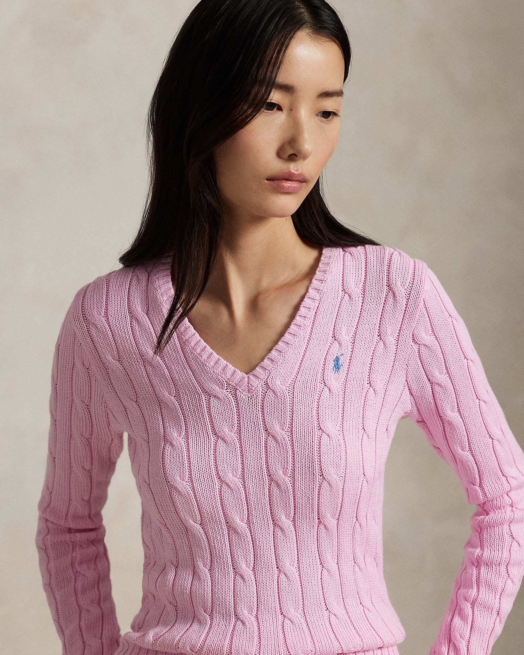 Maglioncino rosa Polo Ralph Lauren in pima cotton a trecce con scollo a V e logo ricamato sul petto image