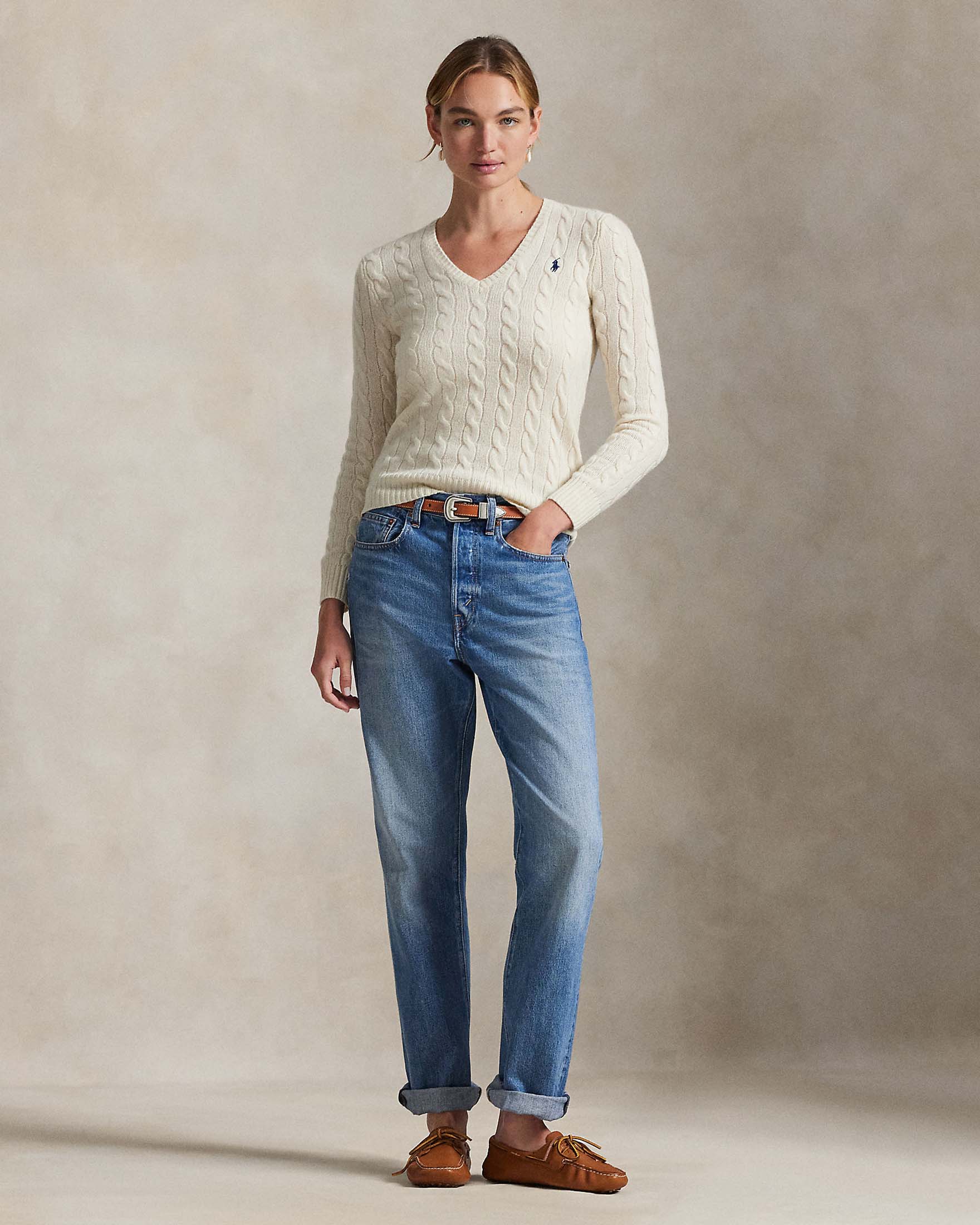 Maglioncino color avorio Polo Ralph Lauren in lana e cashmere a trecce con scollo a V e logo ricamato sul petto image