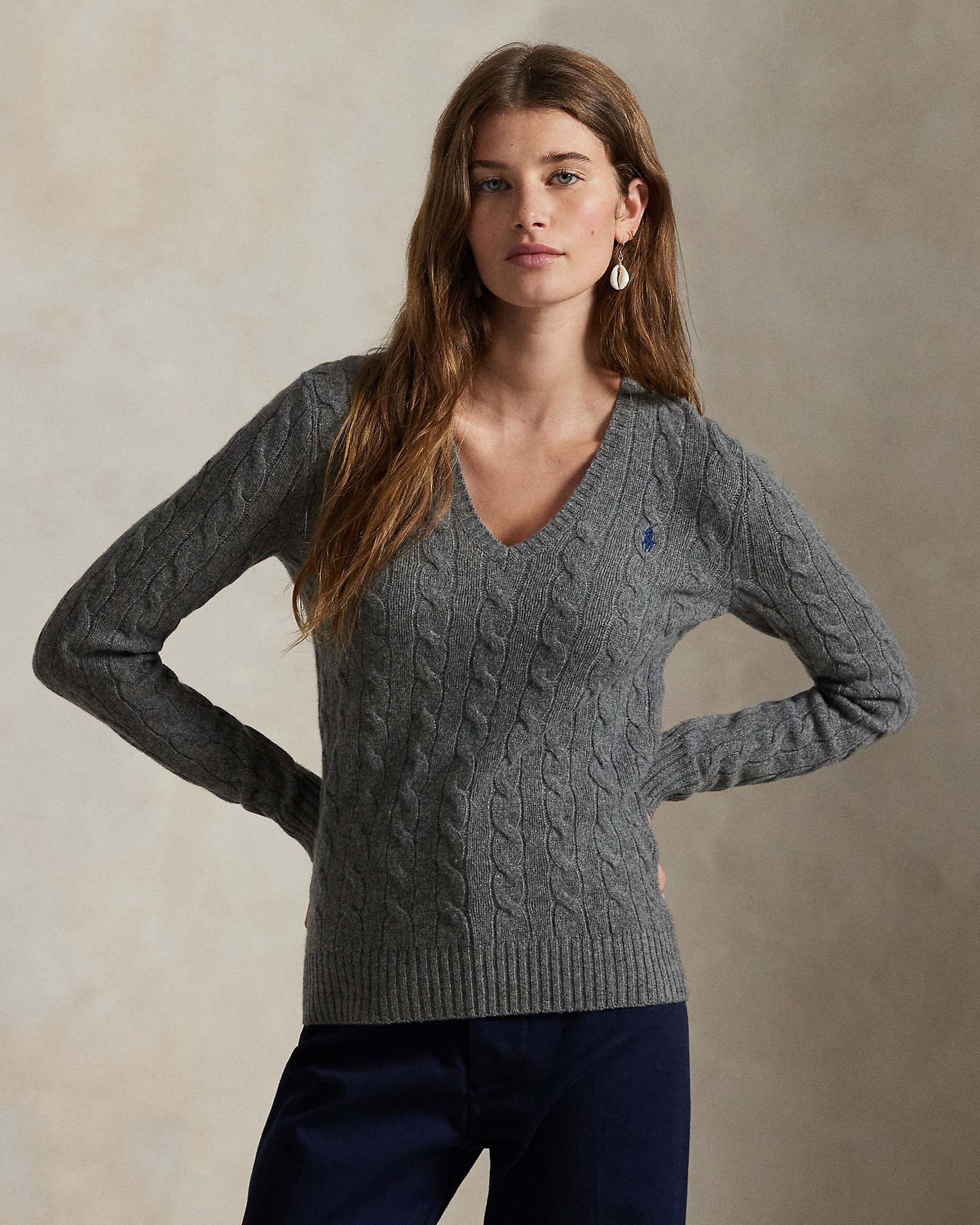 Maglioncino grigio Polo Ralph Lauren in lana e cashmere a trecce con scollo a V e logo ricamato sul petto