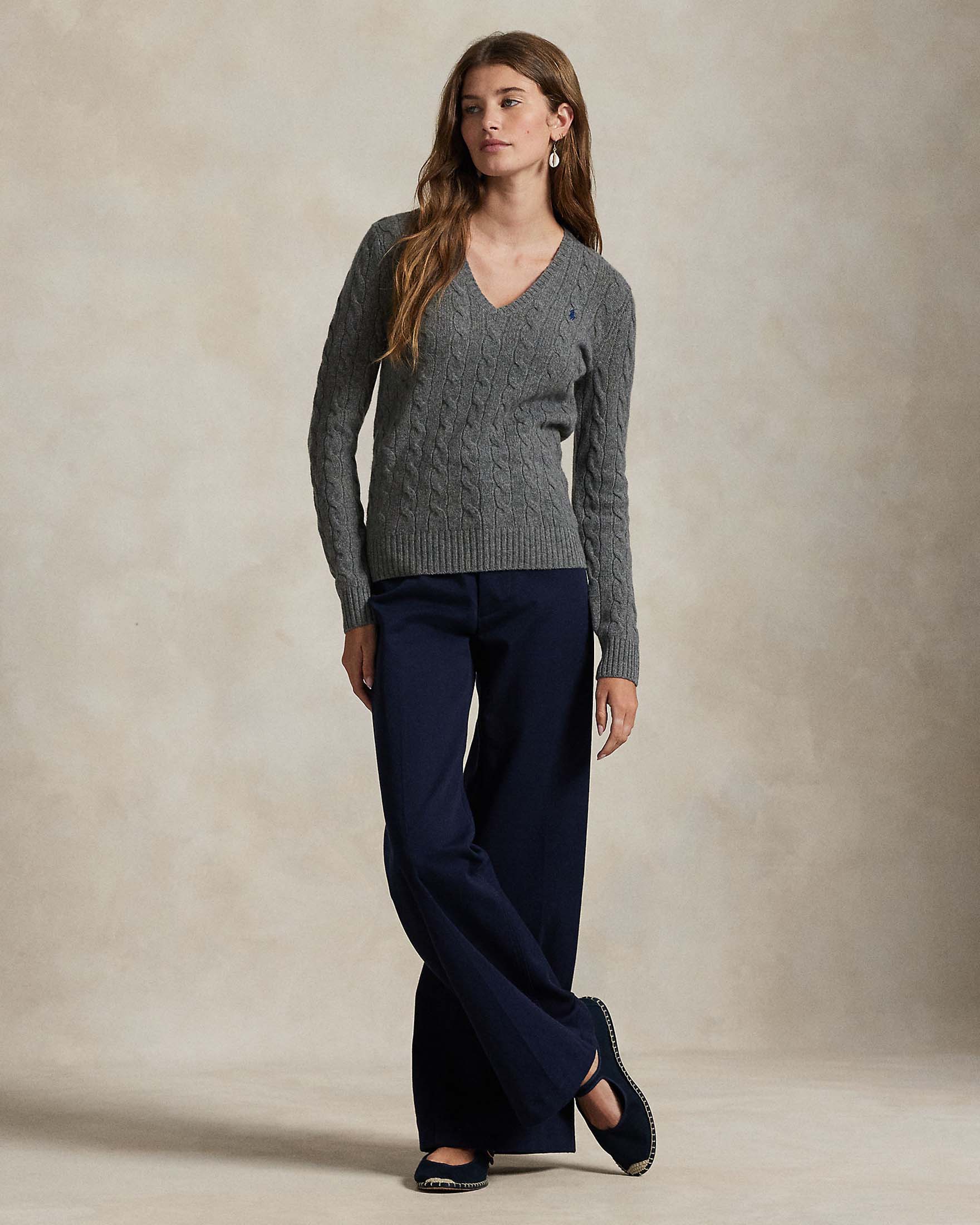 Maglioncino grigio Polo Ralph Lauren in lana e cashmere a trecce con scollo a V e logo ricamato sul petto image