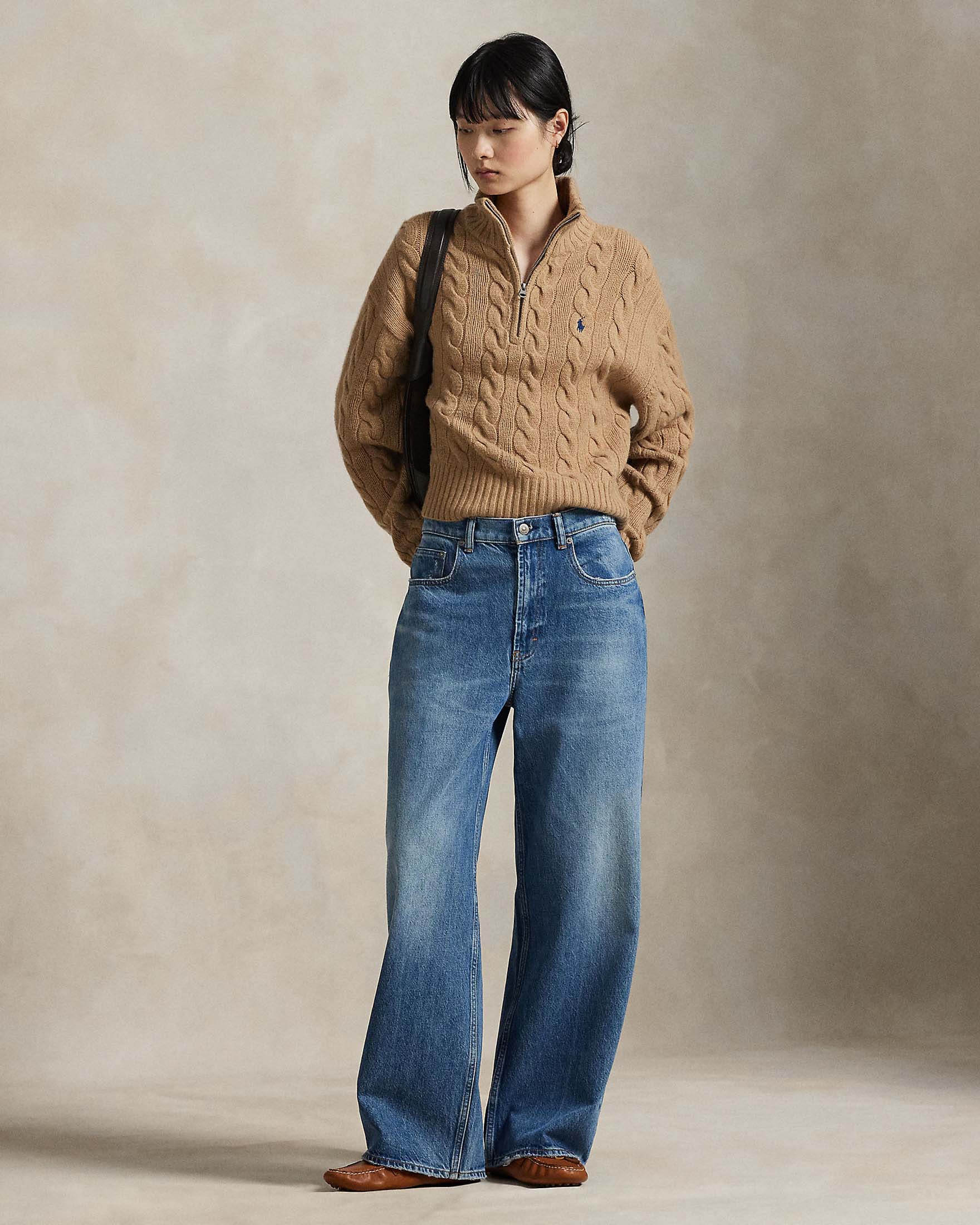 Maglia cropped color cammello Polo Ralph Lauren a trecce in lana e cashmere con collo alto e chiusura a cerniera image
