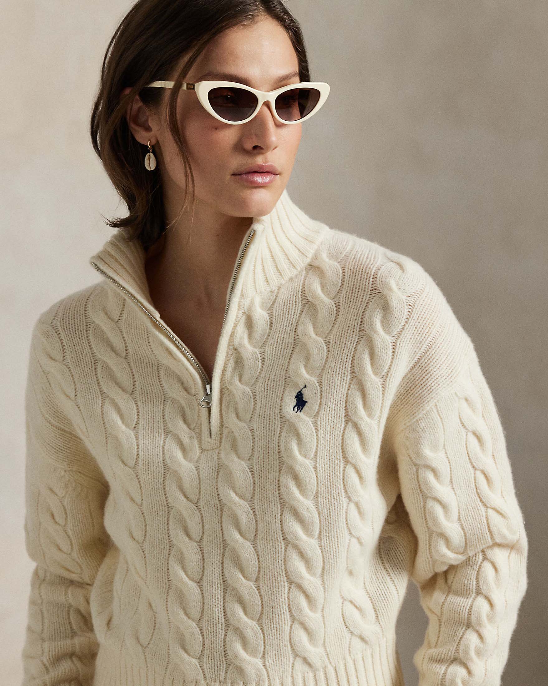 Maglia cropped color avorio Polo Ralph Lauren a trecce in lana e cashmere con collo alto e chiusura a cerniera image